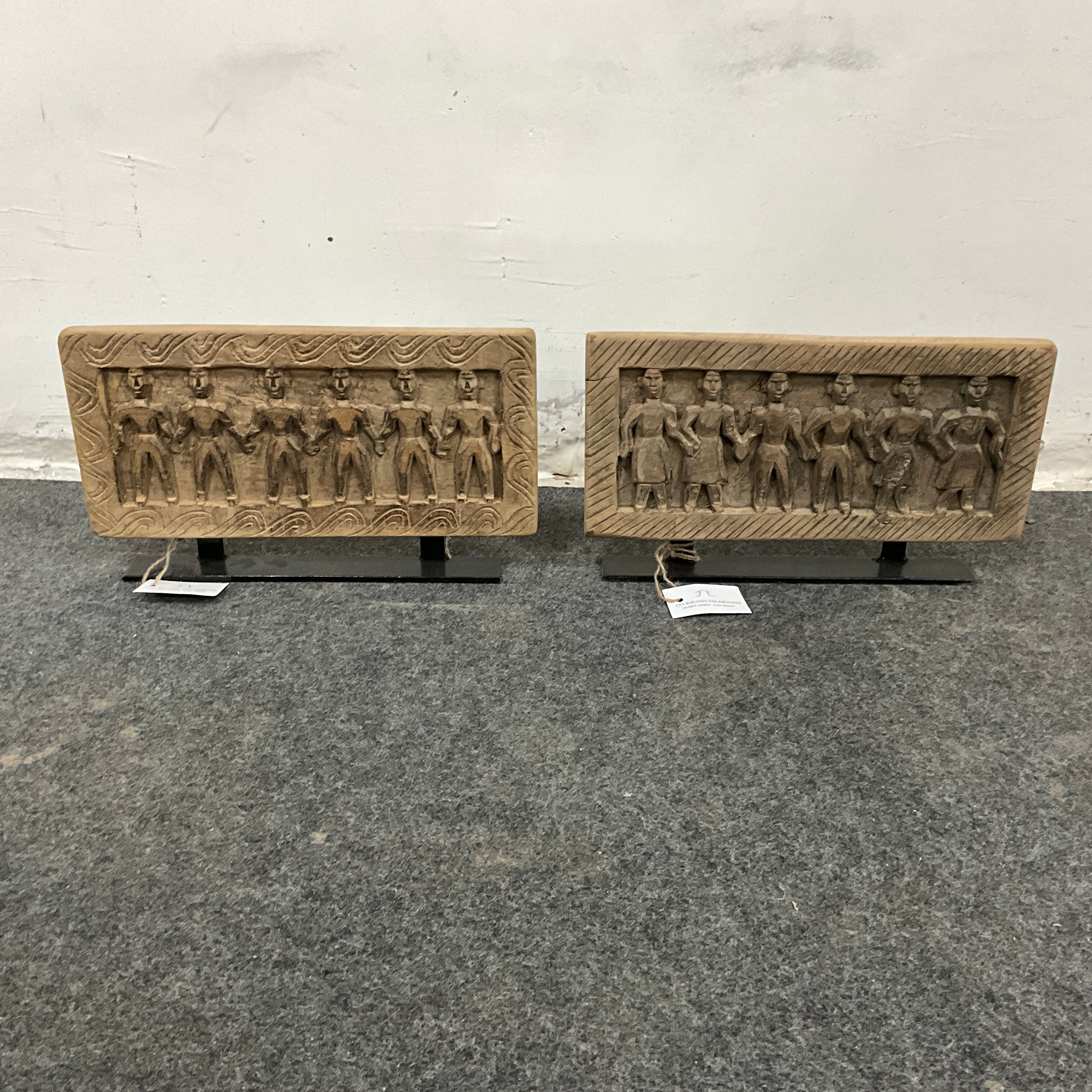Statuettes anciennes sculptées en bois sur socle