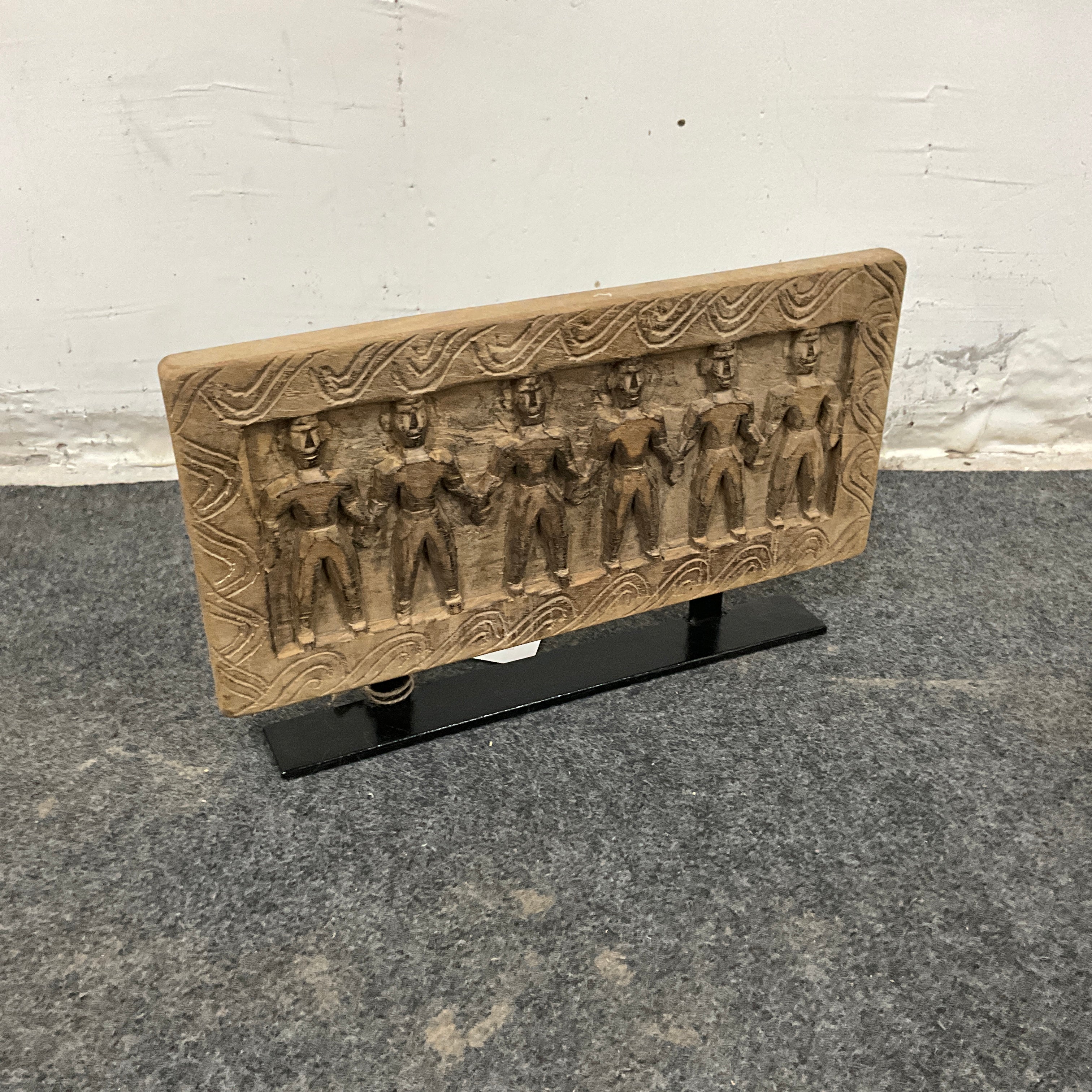 Statuettes anciennes sculptées en bois sur socle