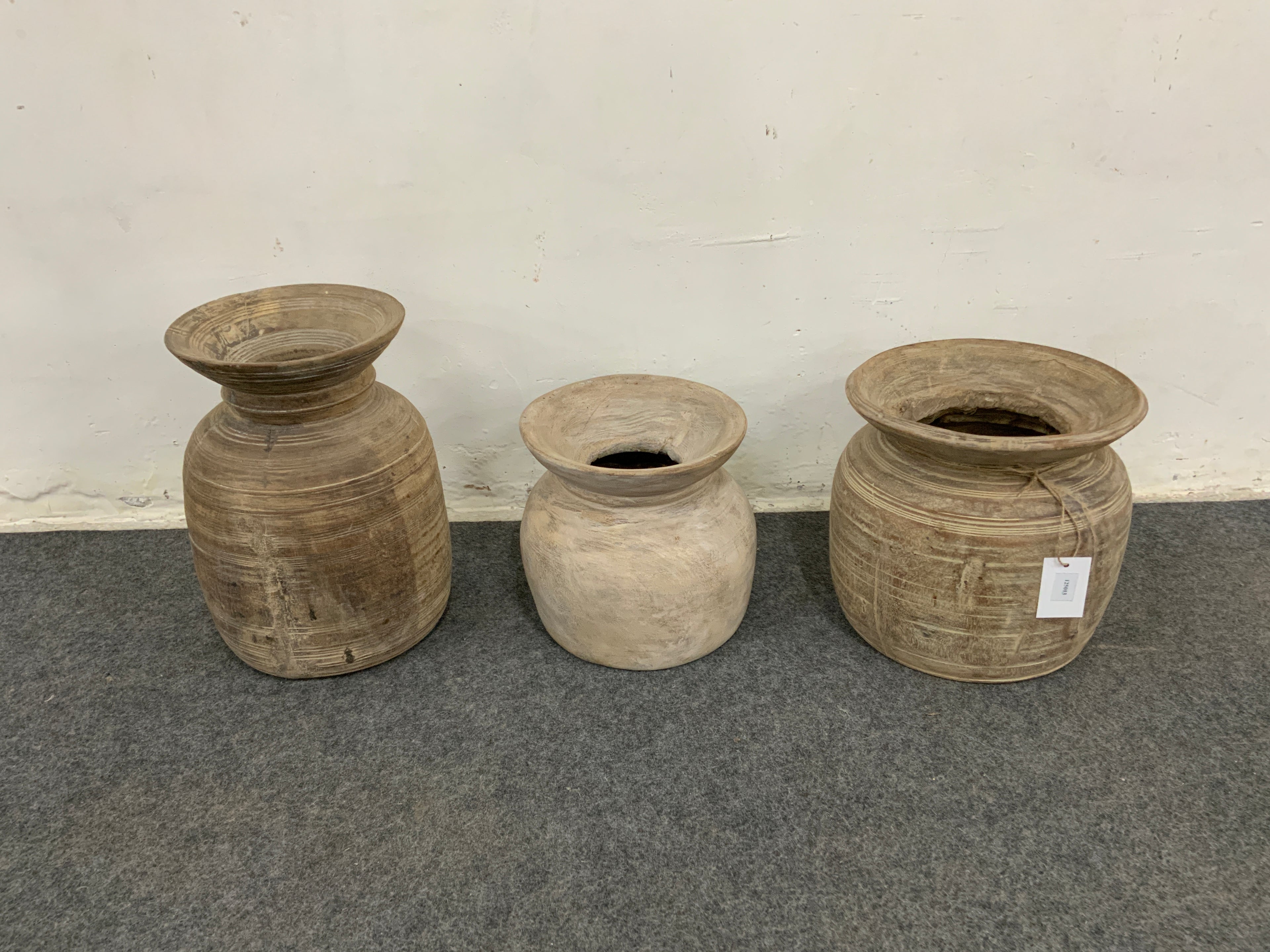 Grand pot ancien patiné en bois