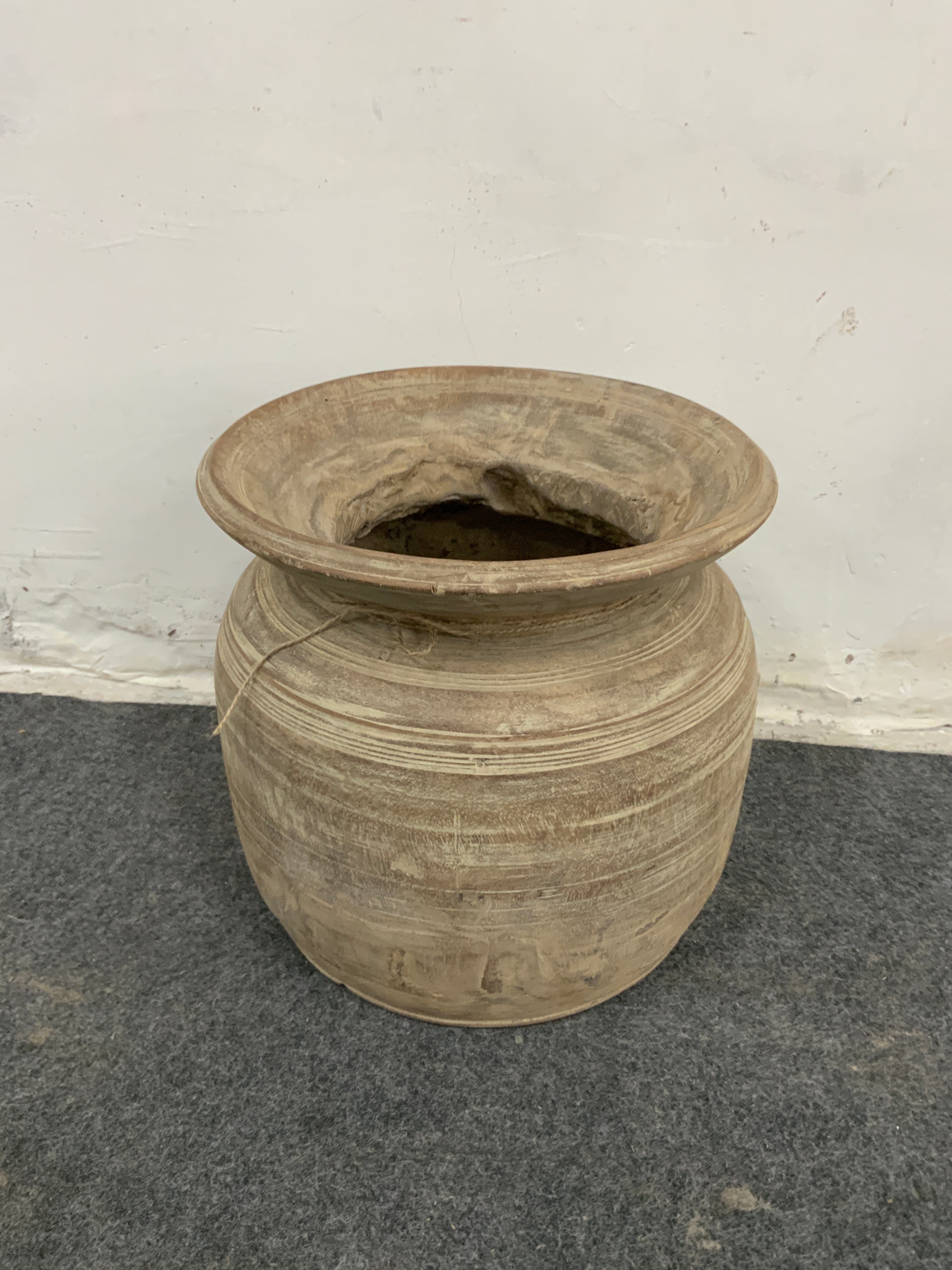 Grand pot ancien patiné en bois