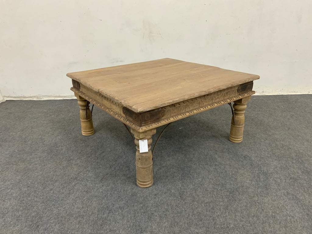 Table basse ancienne carrée à pieds tournés