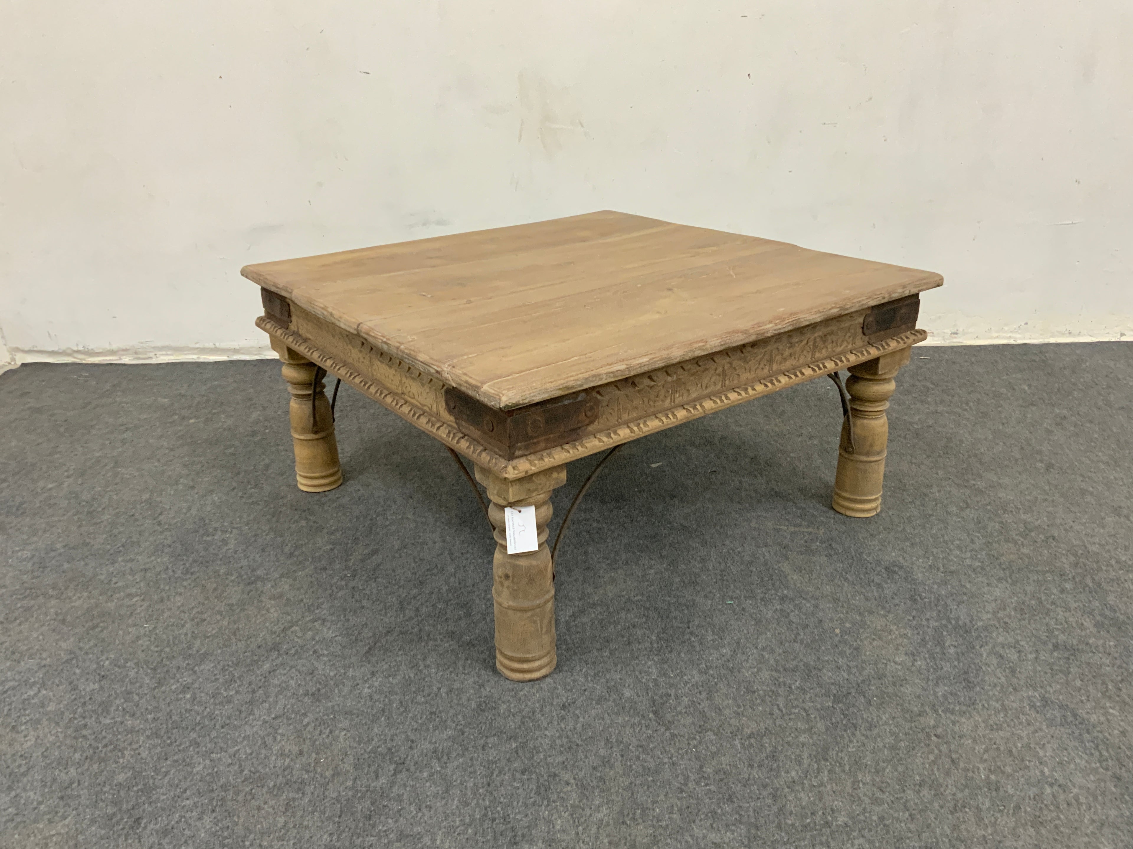 Table basse ancienne carrée à pieds tournés
