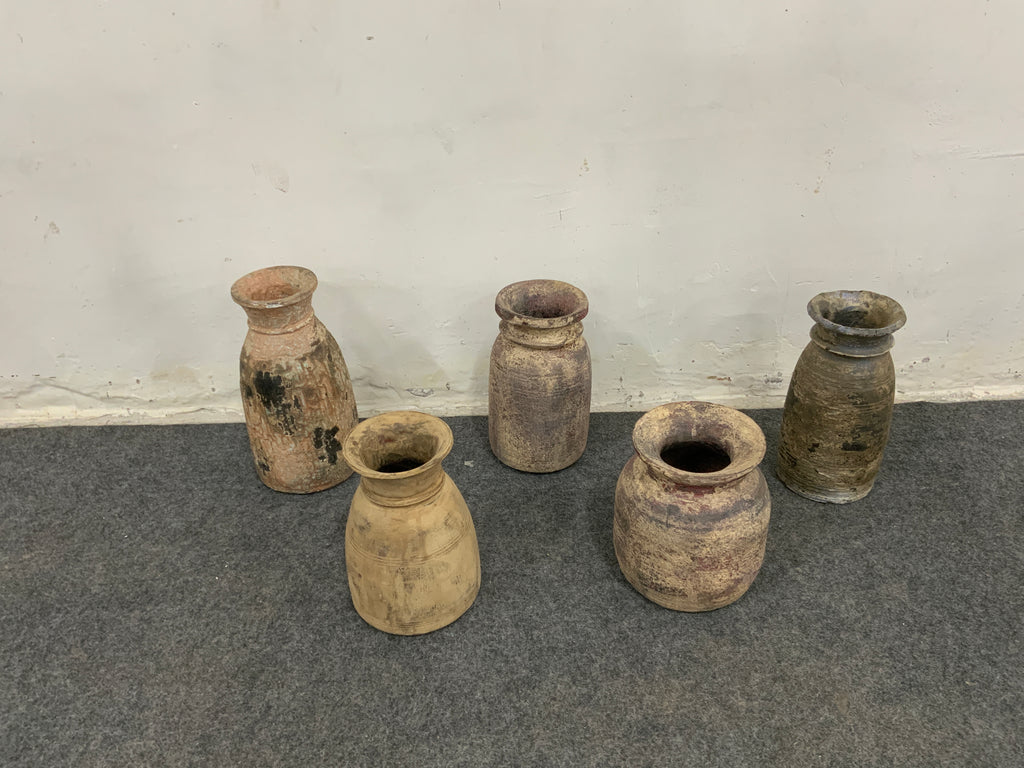 Pots anciens patinés en bois
