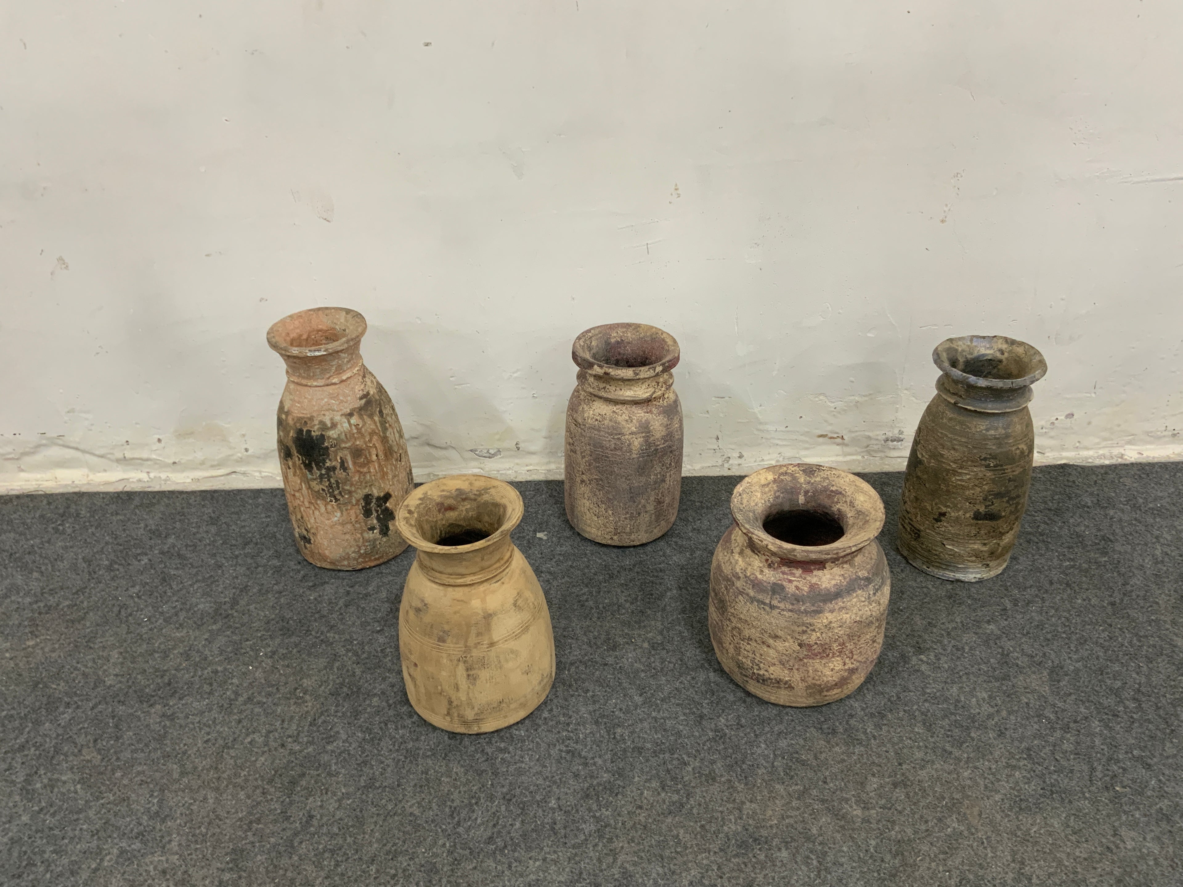Pots anciens patinés en bois