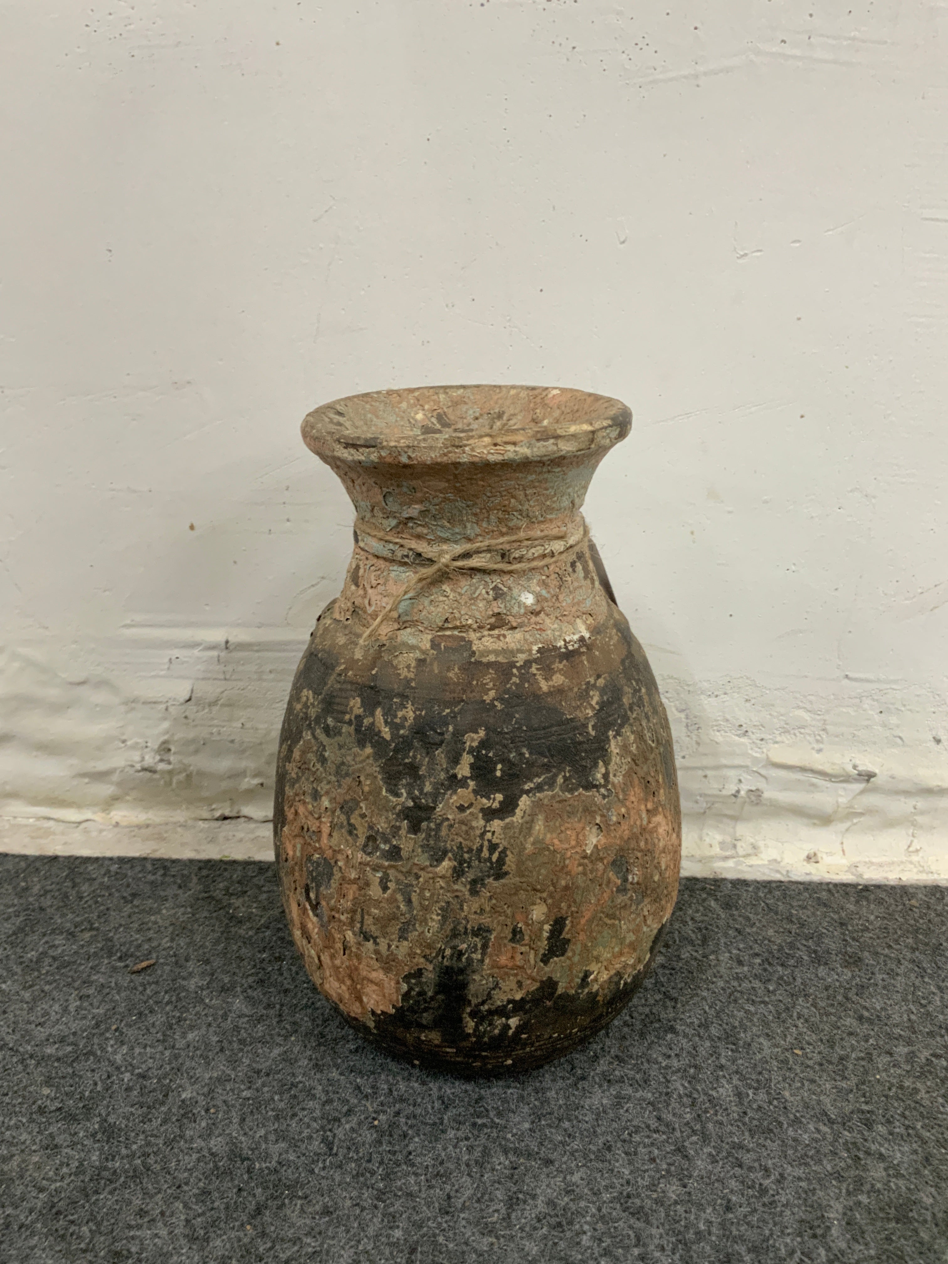 Pots anciens patinés en bois