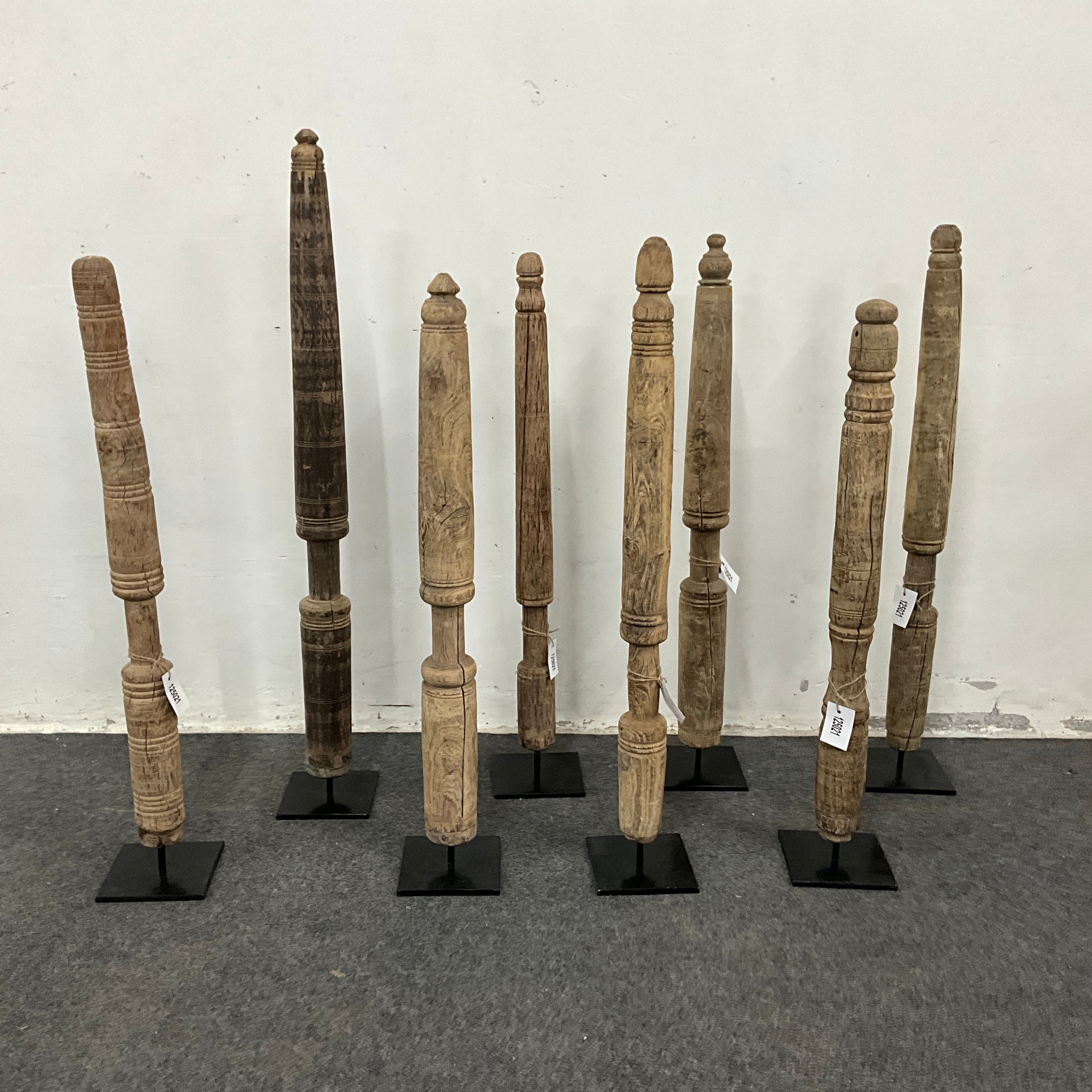 Barattes anciennes en bois sur socle –