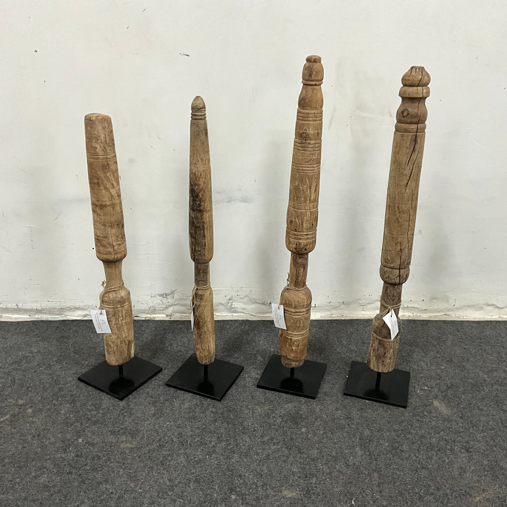 Barattes anciennes en bois sur socle –