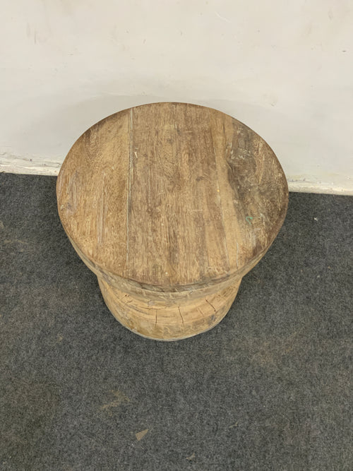 Bout de canapé ancien en bois – pièce unique