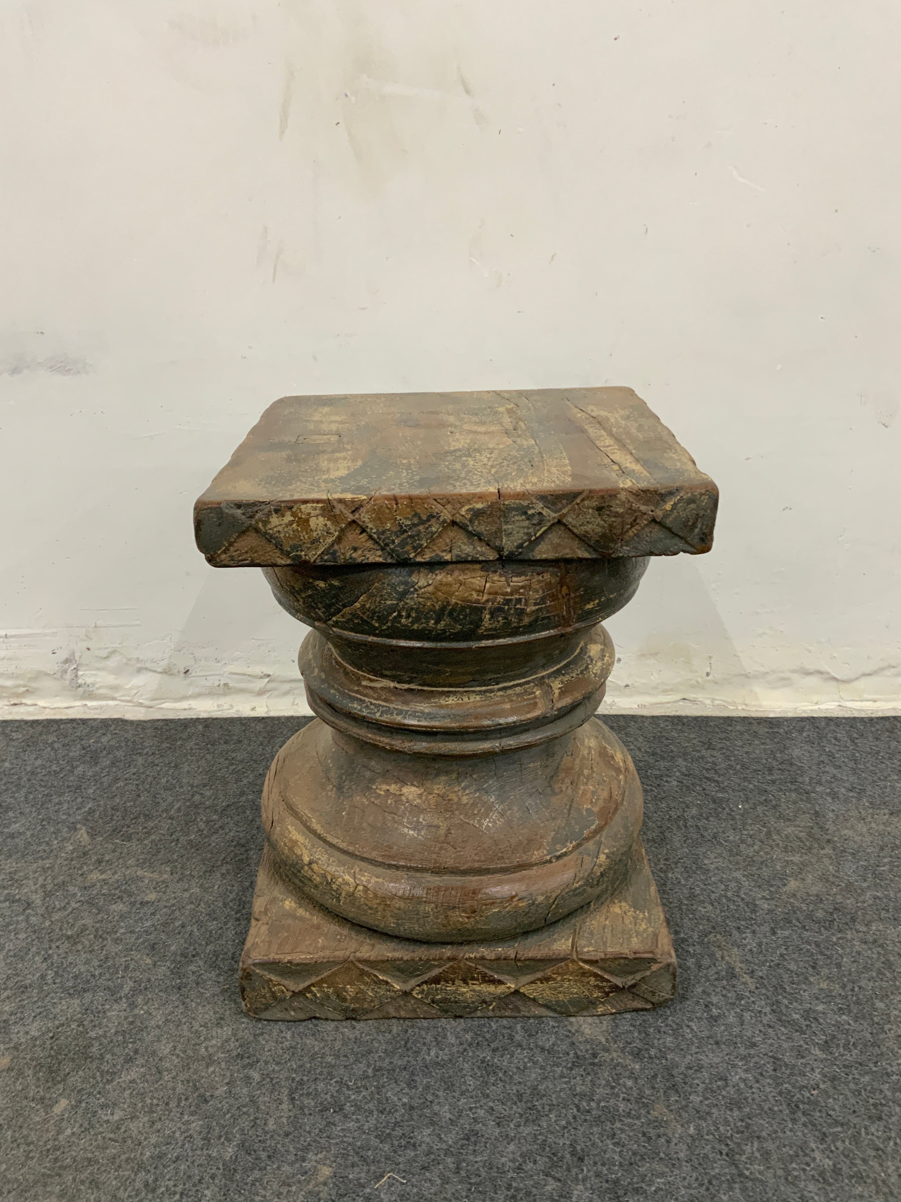 Bout de canapé ancien en bois sculpté – pièce unique