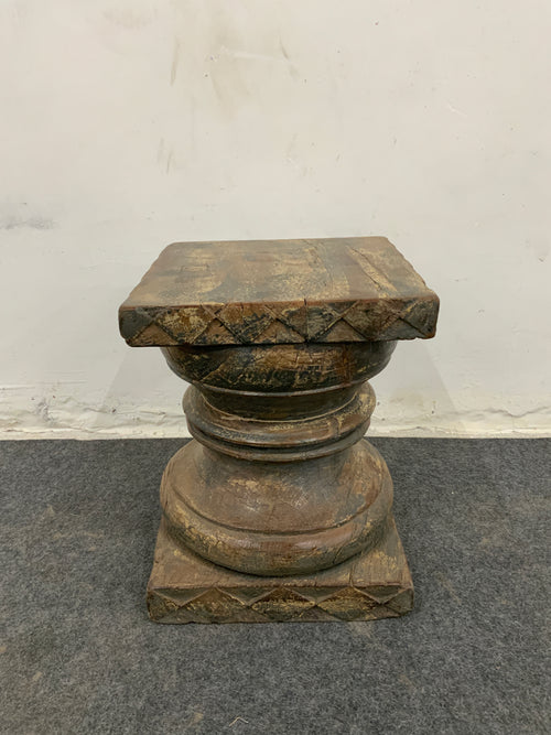 Bout de canapé ancien en bois sculpté – pièce unique