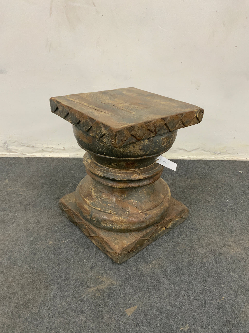 Bout de canapé ancien en bois sculpté – pièce unique