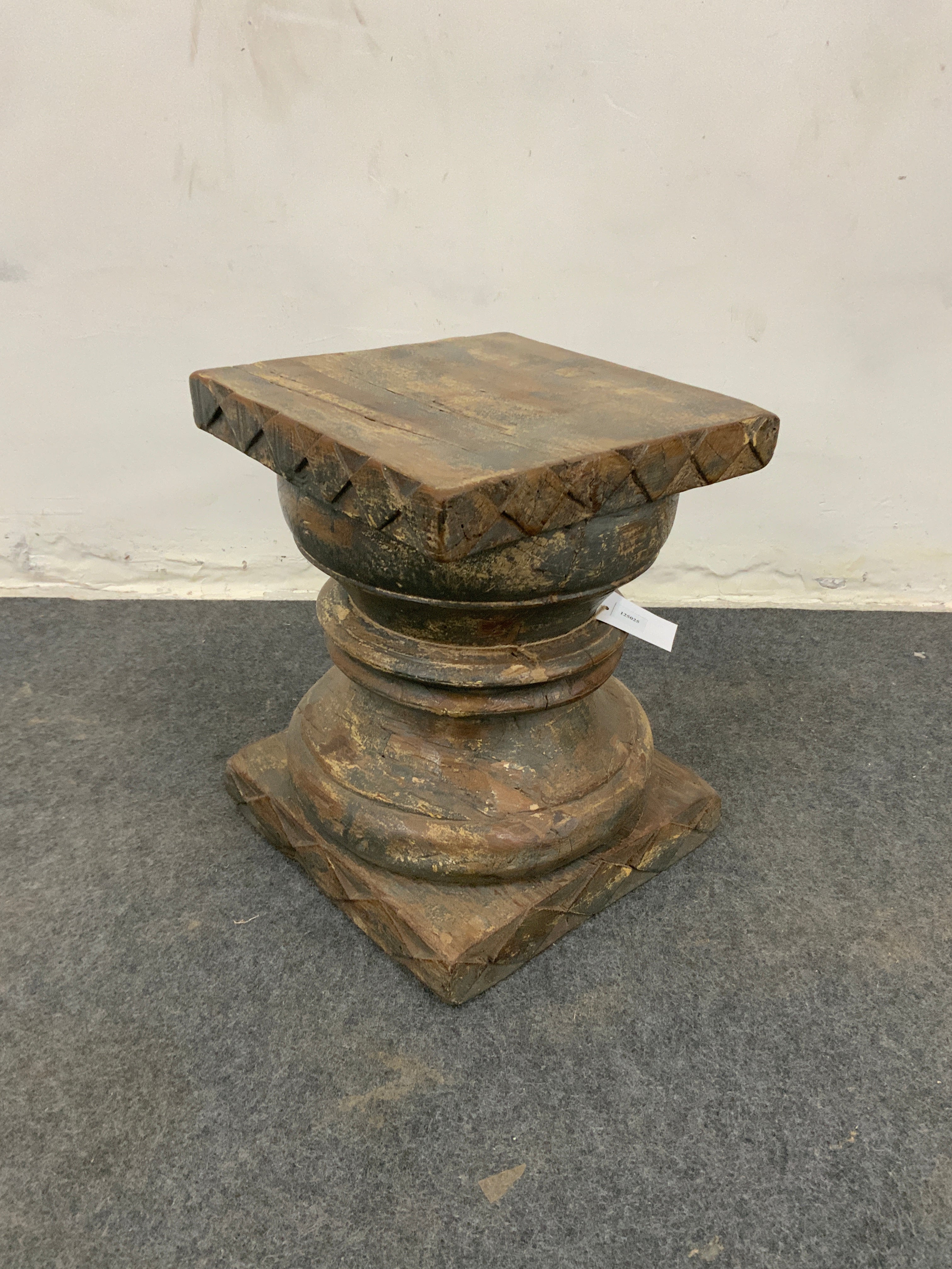 Bout de canapé ancien en bois sculpté – pièce unique