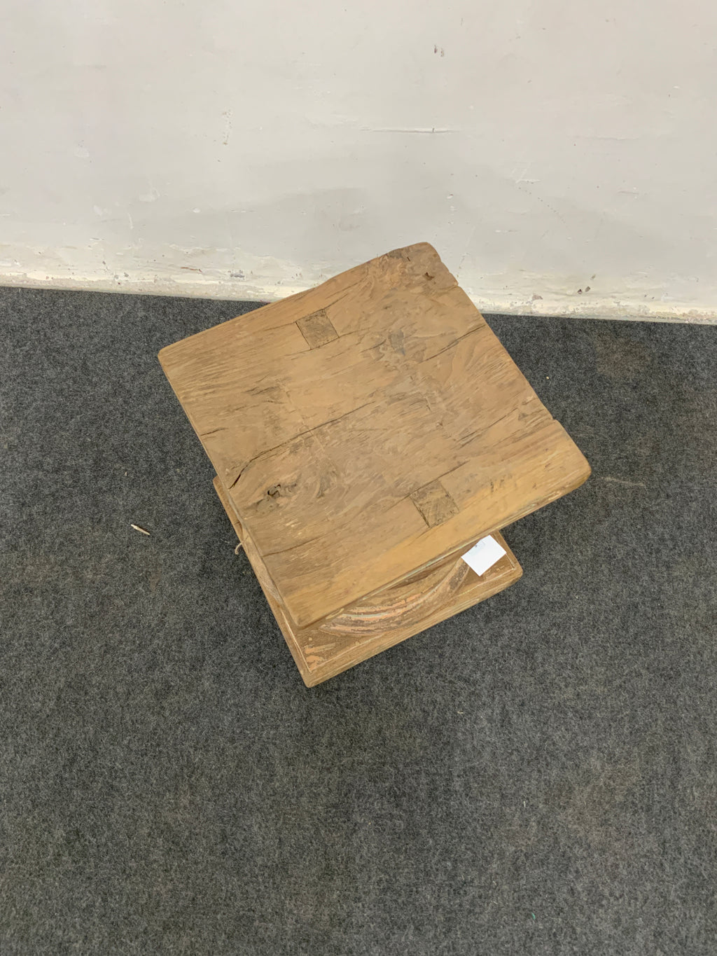 Bout de canapé ancien en bois sculpté – pièce unique