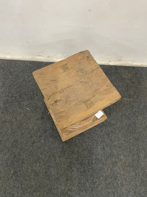 Bout de canapé ancien en bois sculpté – pièce unique