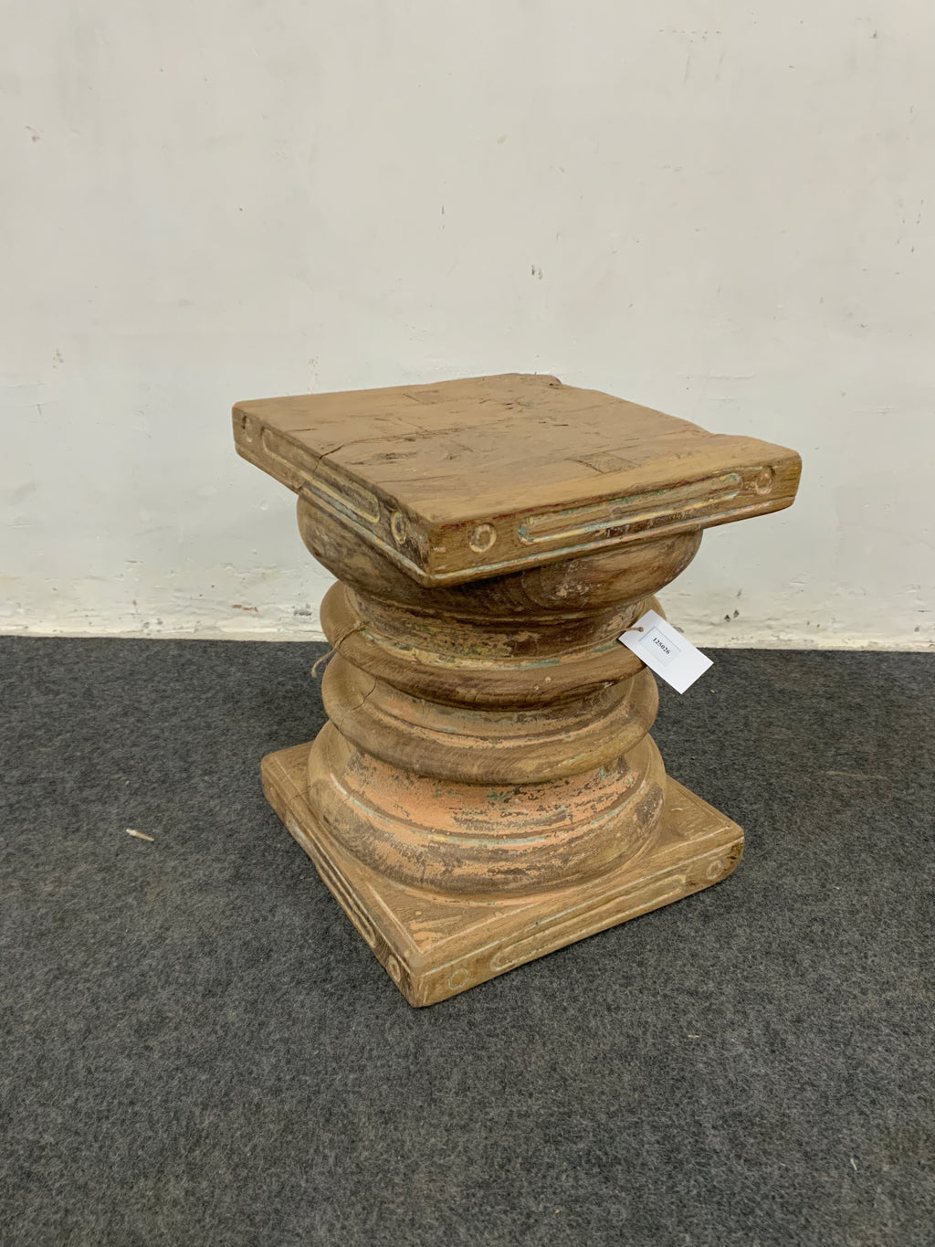 Bout de canapé ancien en bois sculpté – pièce unique