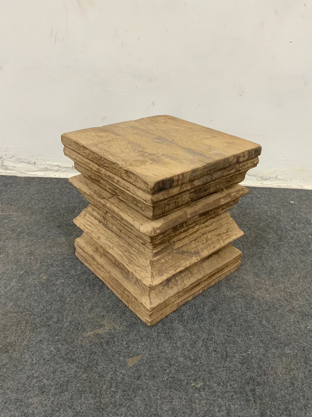 Bout de canapé ancien en bois – pièce unique