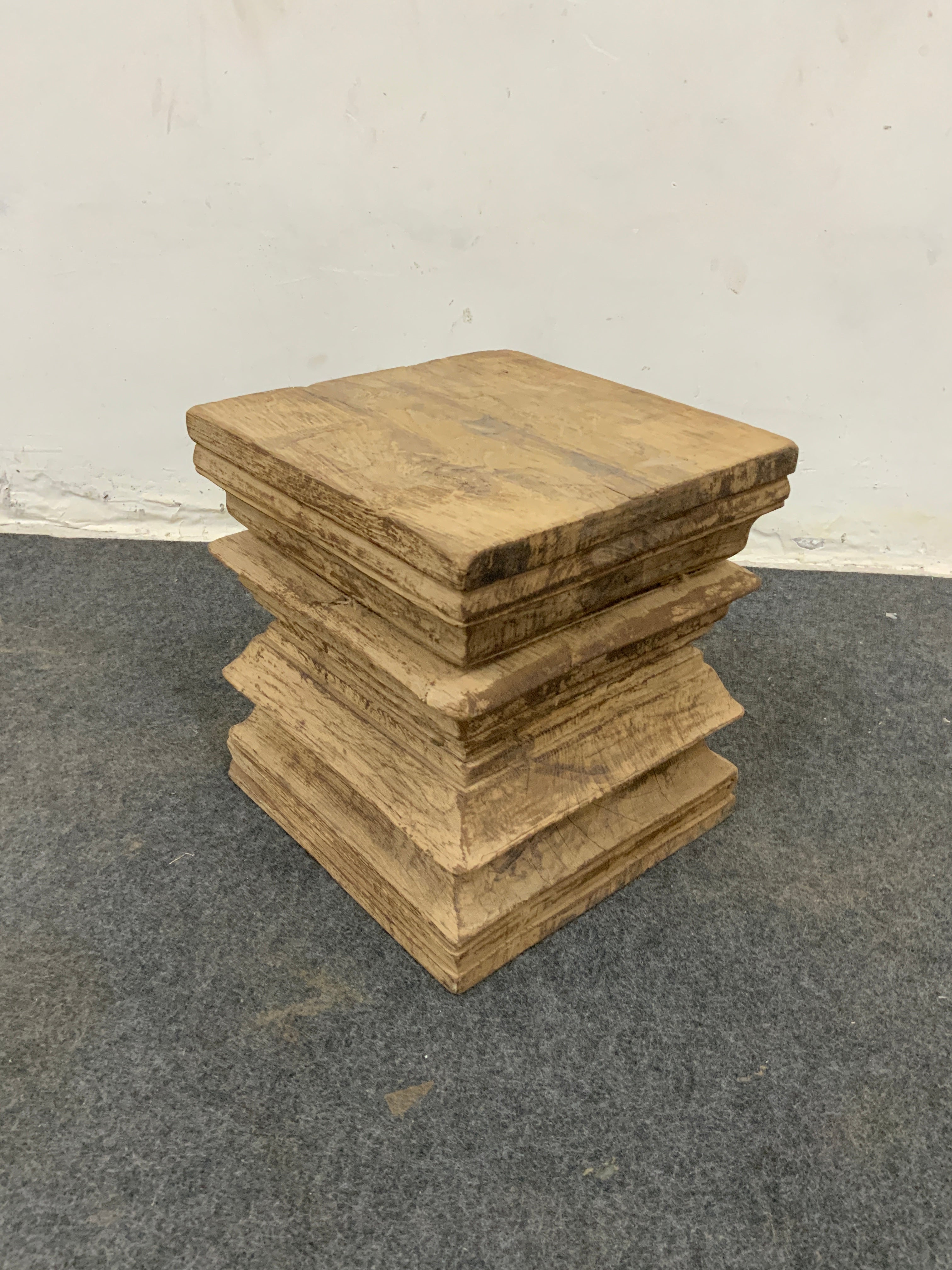 Bout de canapé ancien en bois – pièce unique