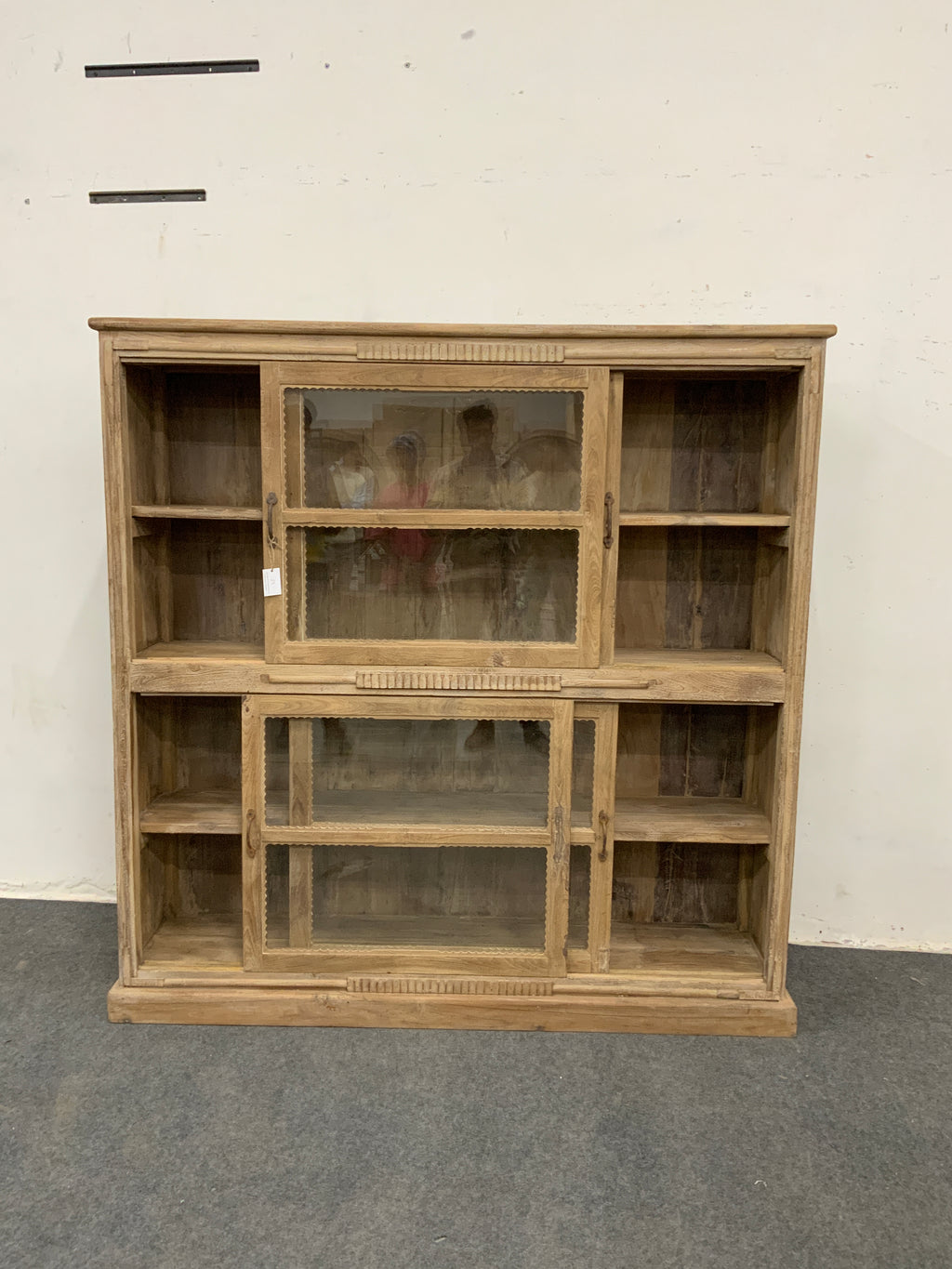 Vitrine ancienne en bois patiné – pièce unique