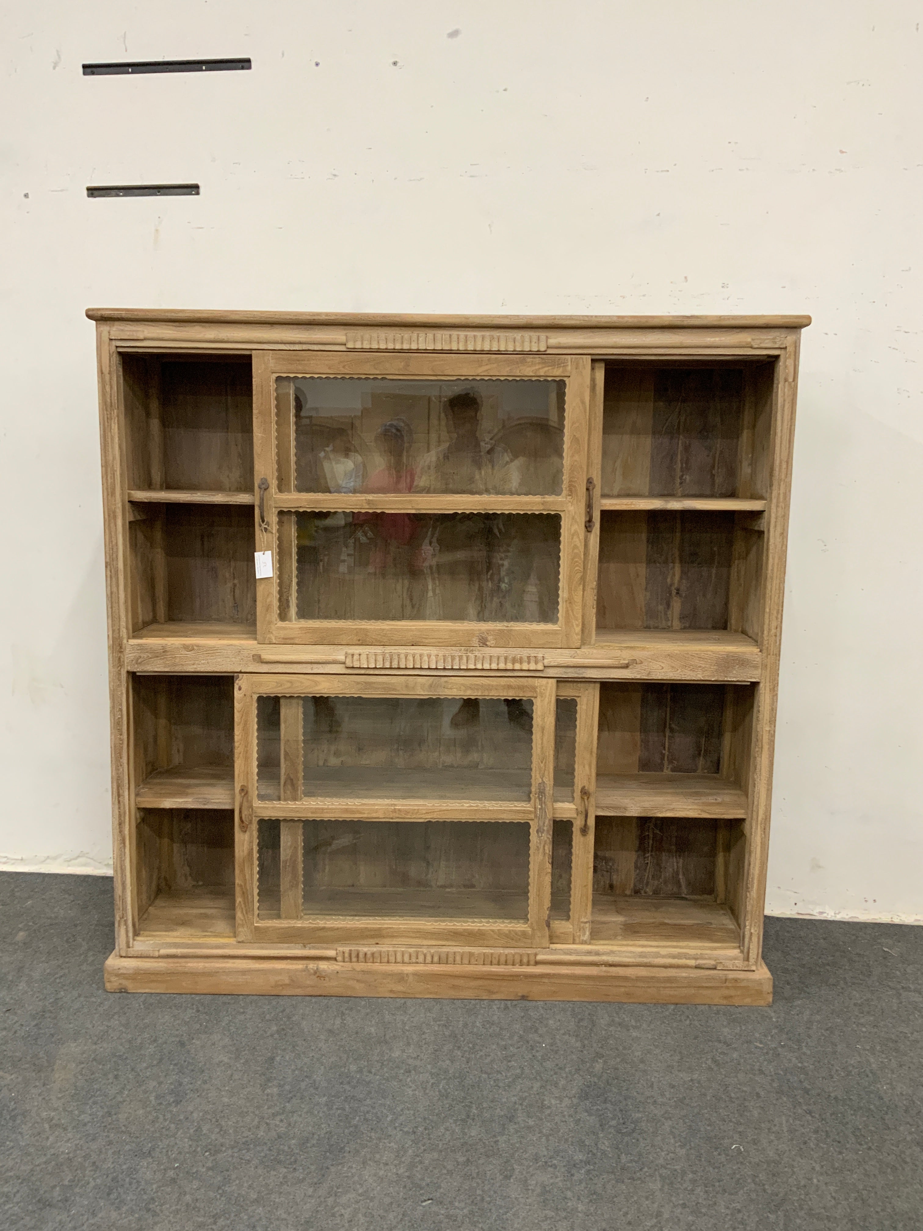 Vitrine ancienne en bois patiné – pièce unique