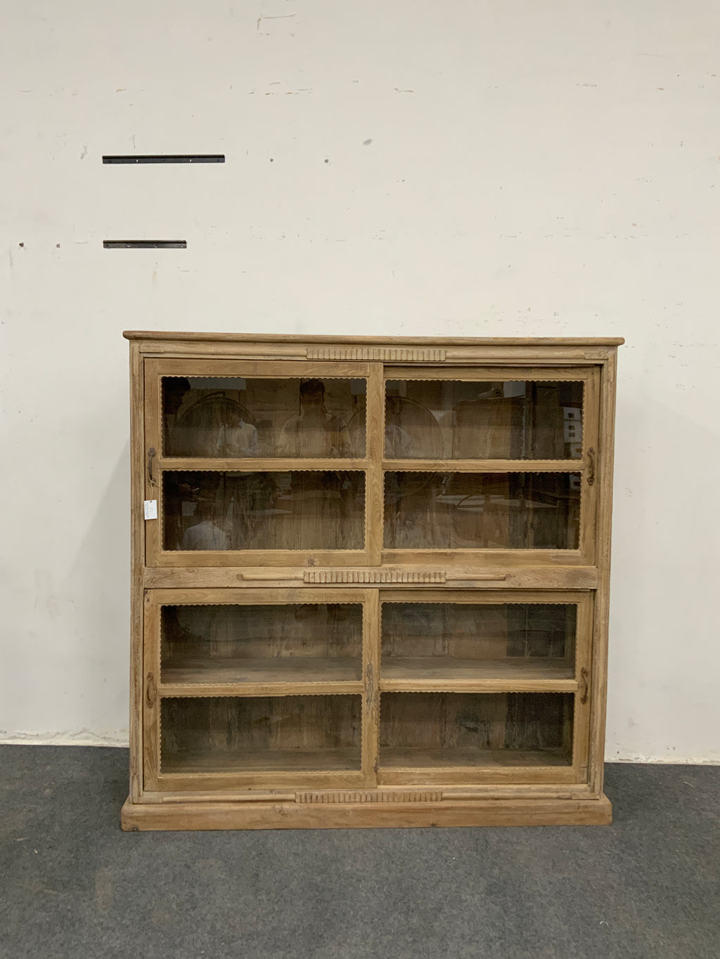 Vitrine ancienne en bois patiné – pièce unique
