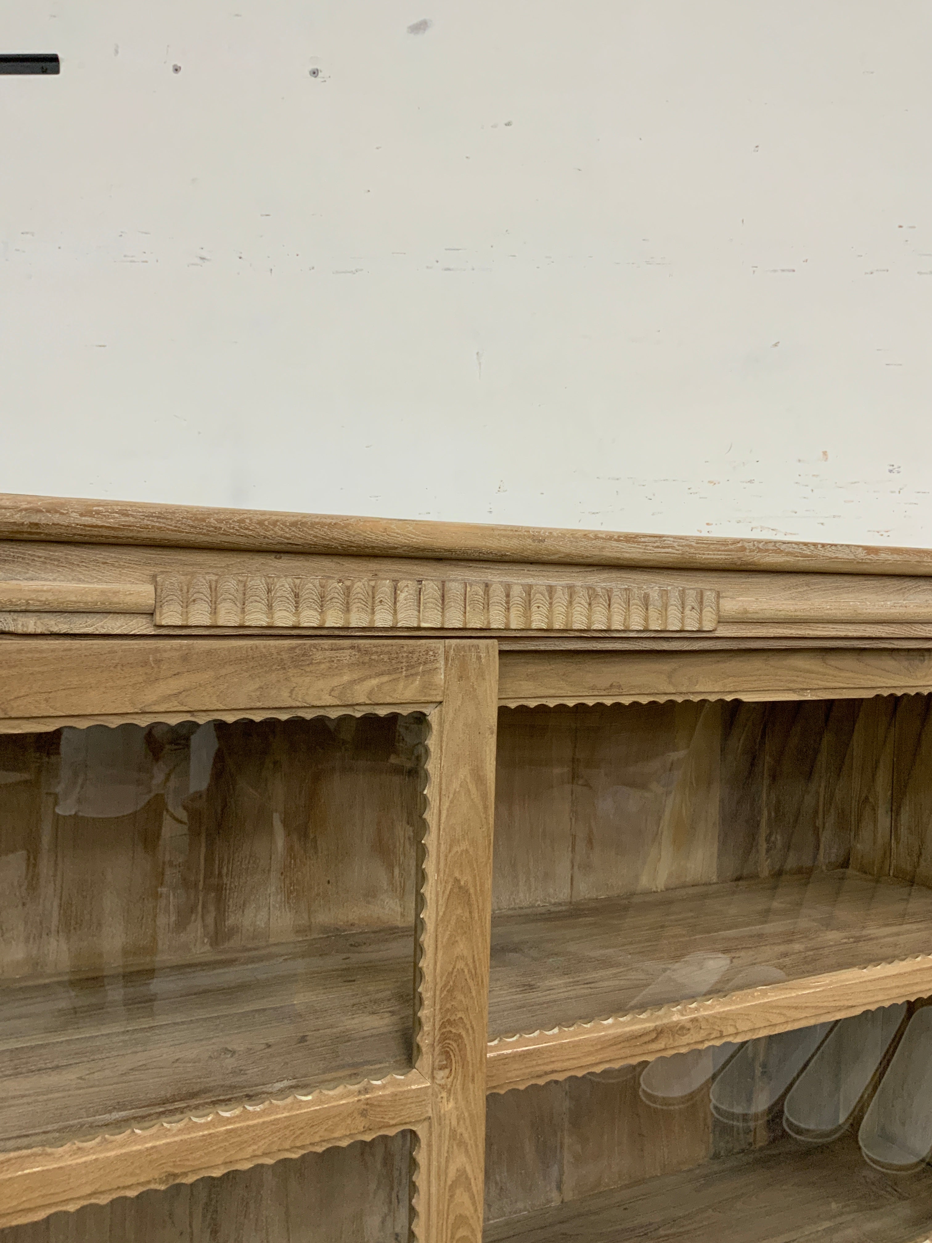 Vitrine ancienne en bois patiné – pièce unique