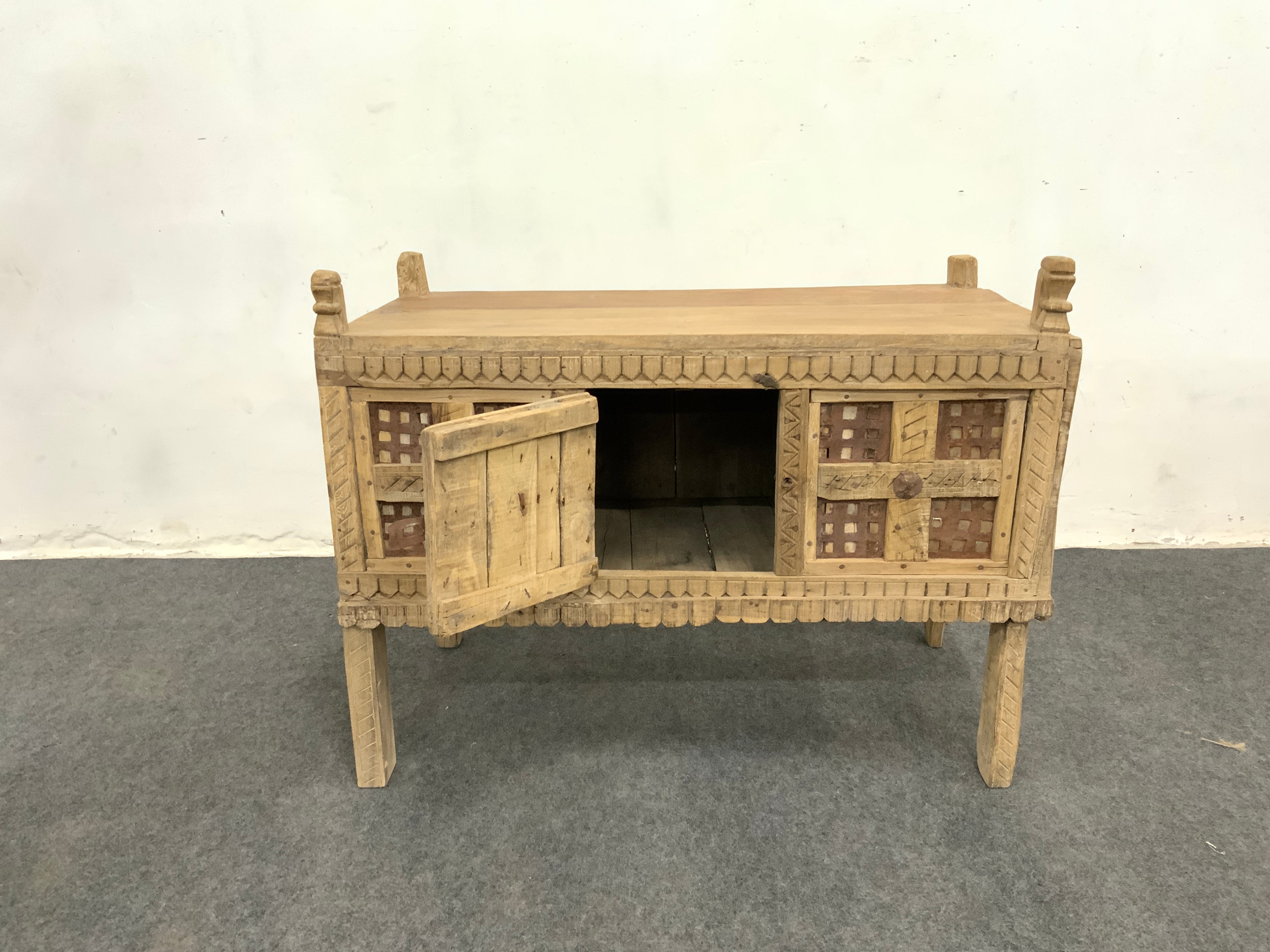 Coffre indien ancien en bois sculpté