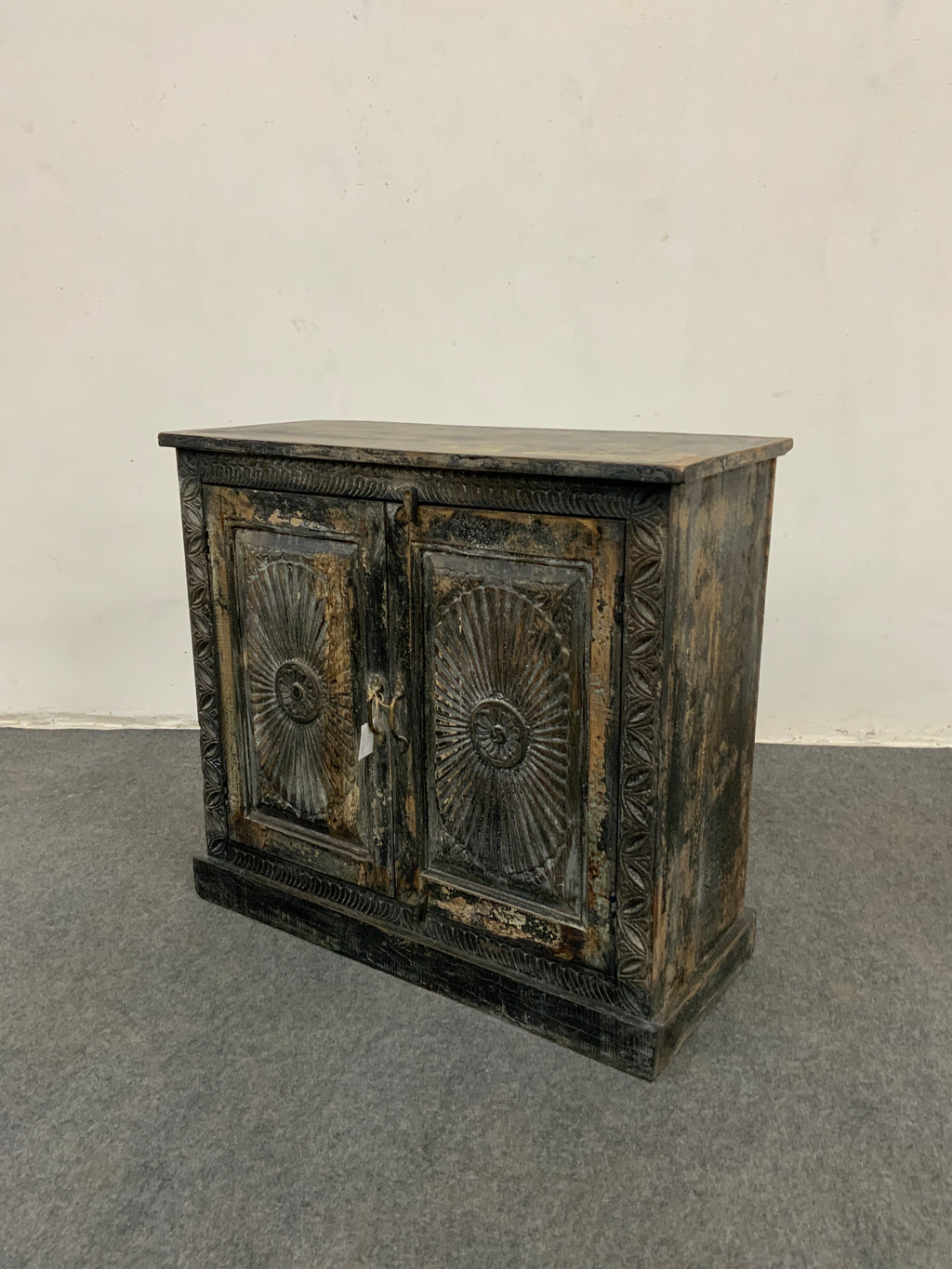 Buffet ancien sculpté en bois patiné – pièce unique