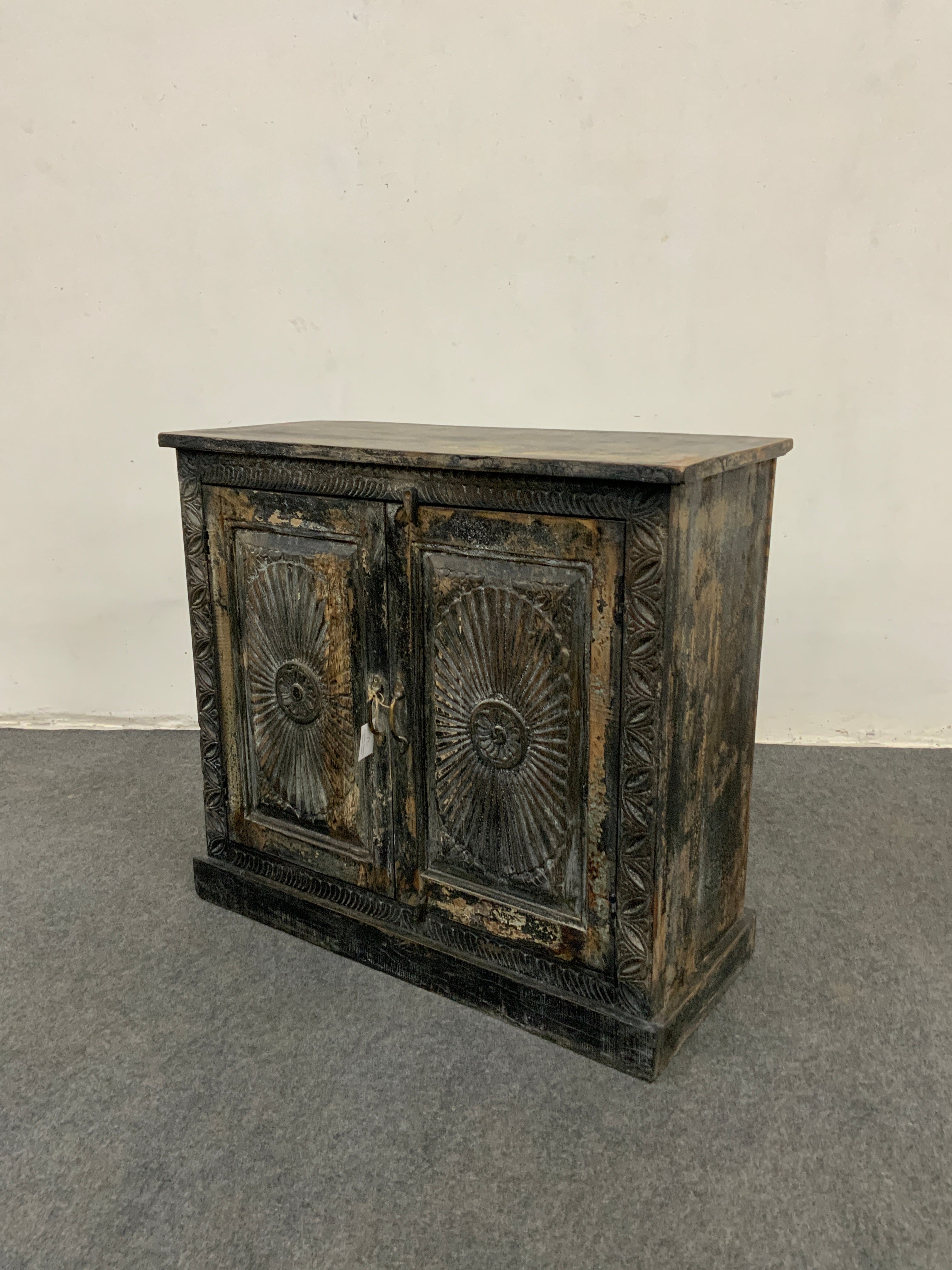 Buffet ancien sculpté en bois patiné – pièce unique