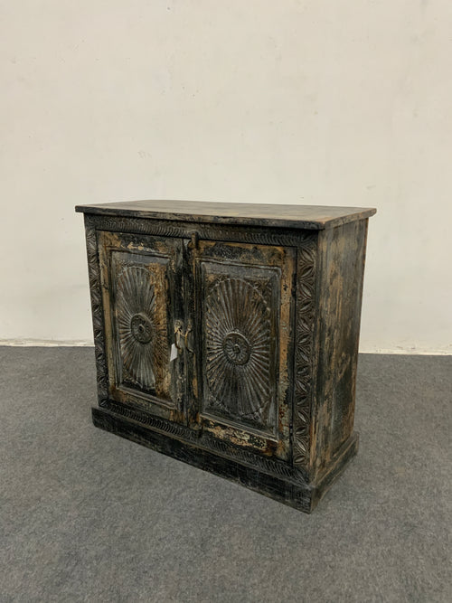 Buffet ancien sculpté en bois patiné – pièce unique