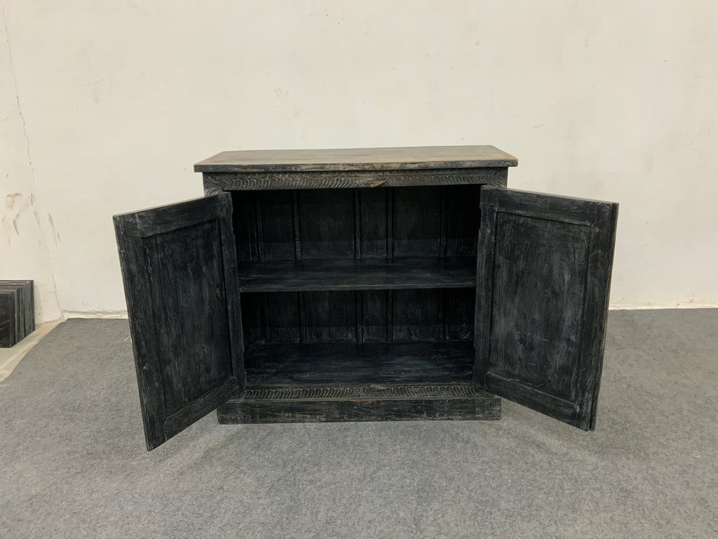 Buffet ancien sculpté en bois patiné – pièce unique