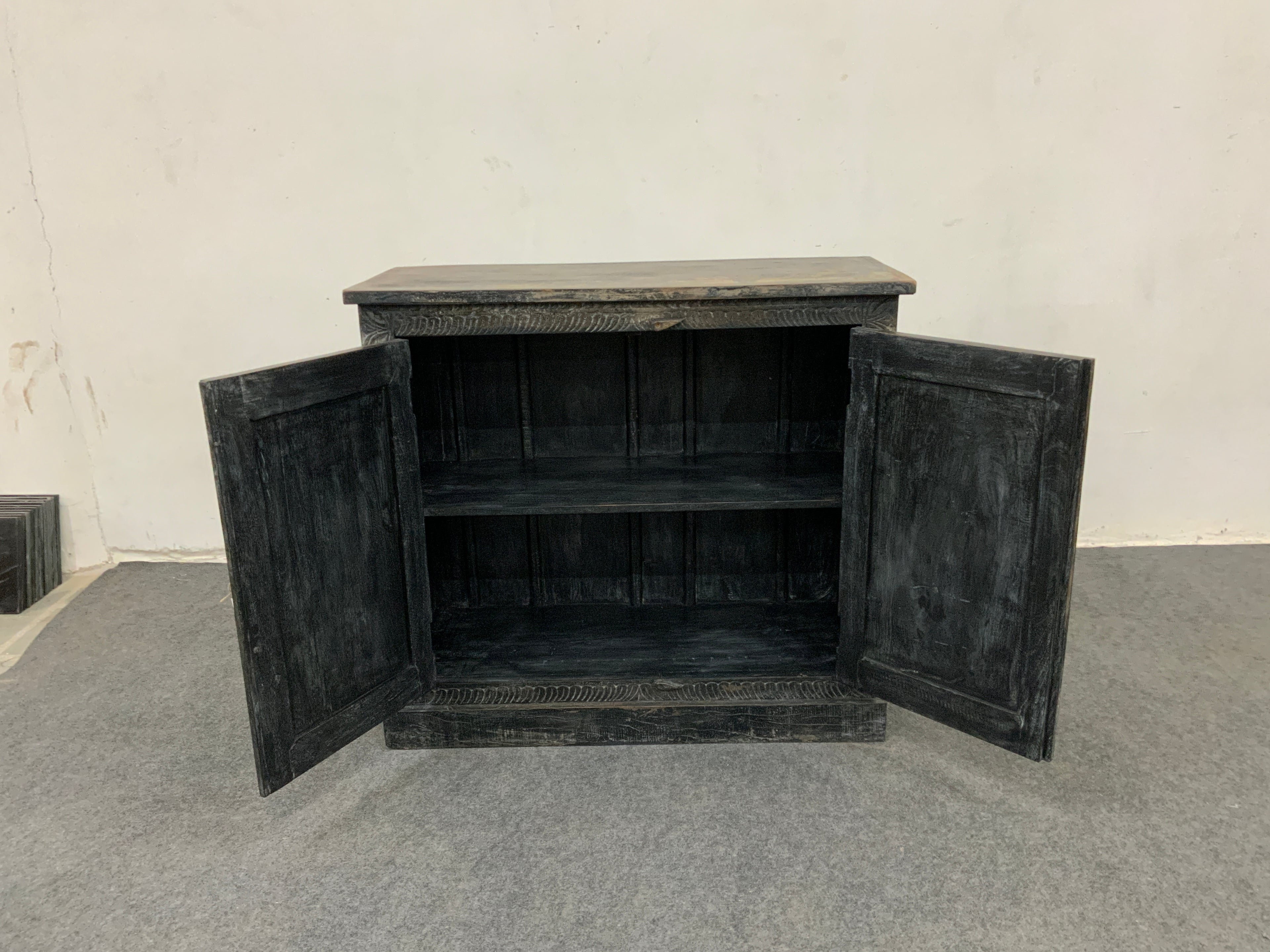 Buffet ancien sculpté en bois patiné – pièce unique