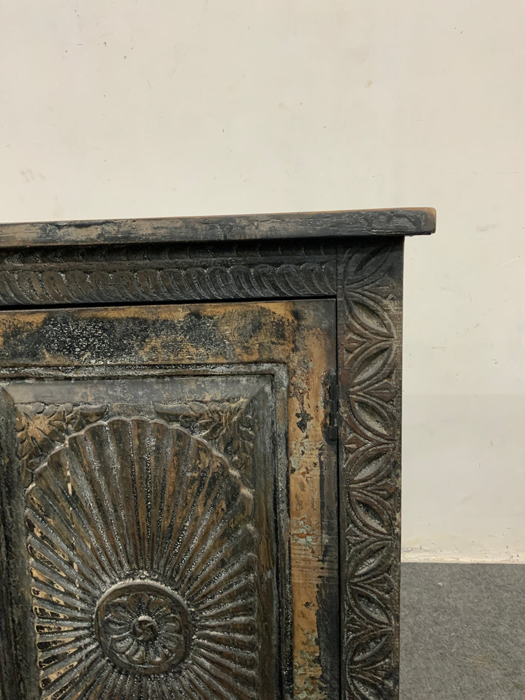 Buffet ancien sculpté en bois patiné – pièce unique