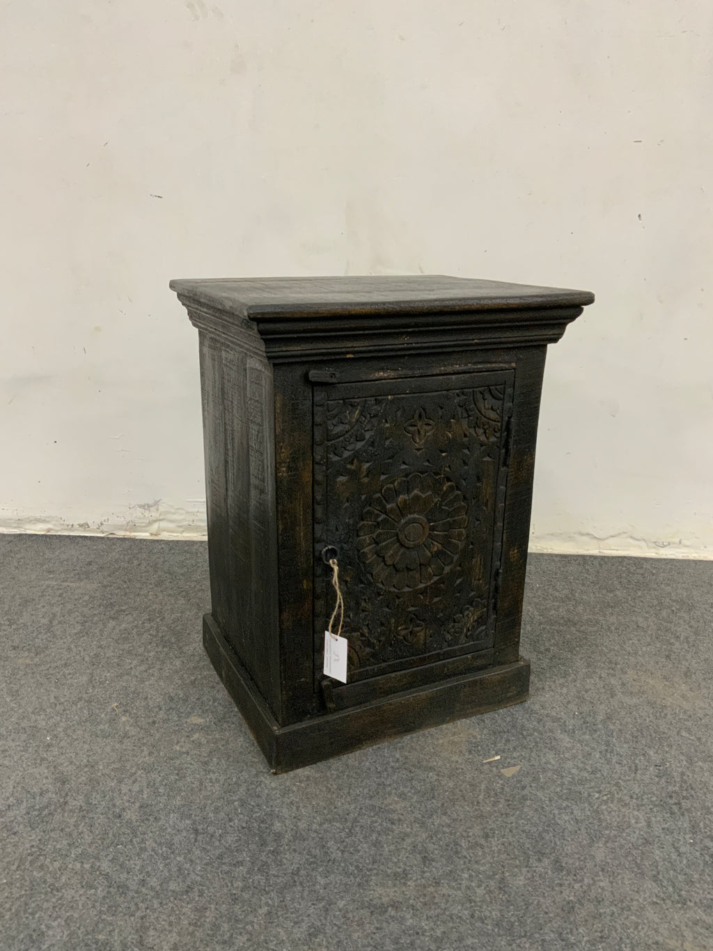 Table de chevet ancienne en bois sculpté