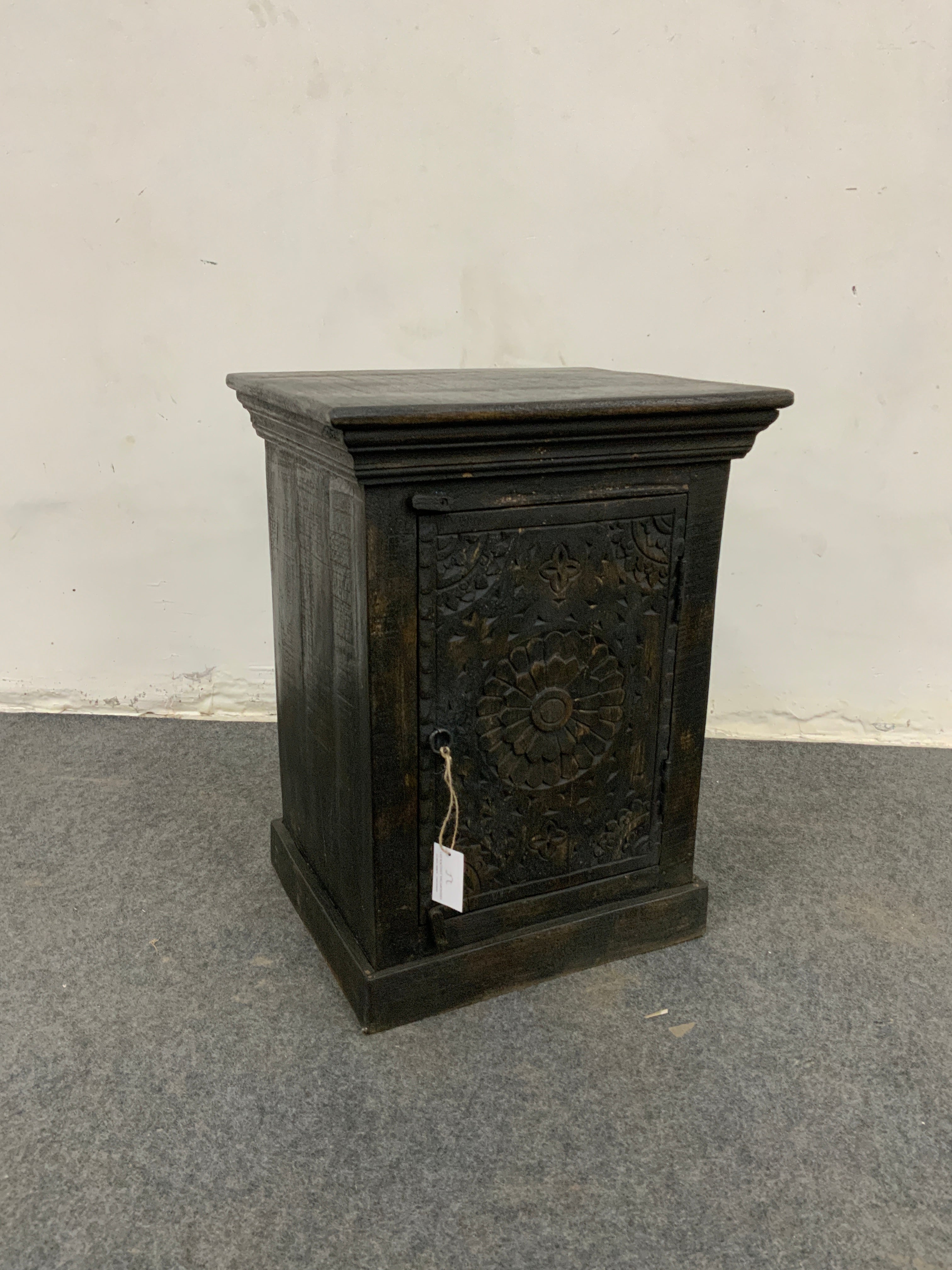 Table de chevet ancienne en bois sculpté