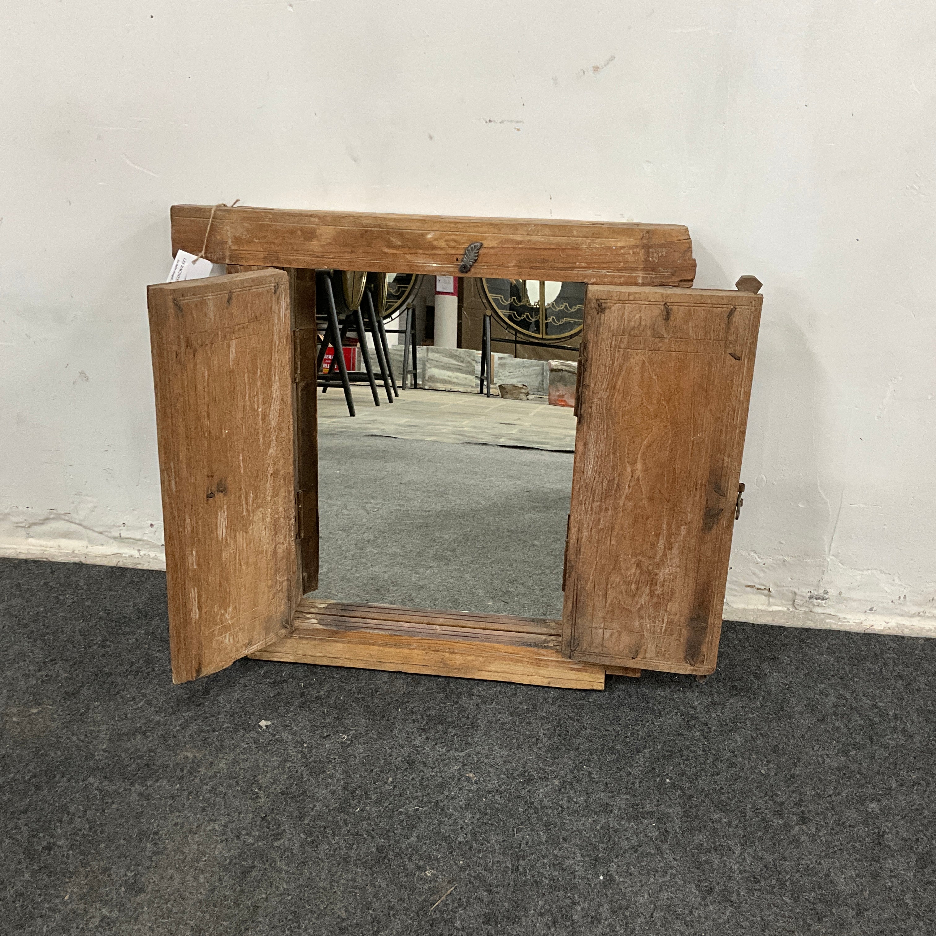 Miroir ancien en bois sculpté
