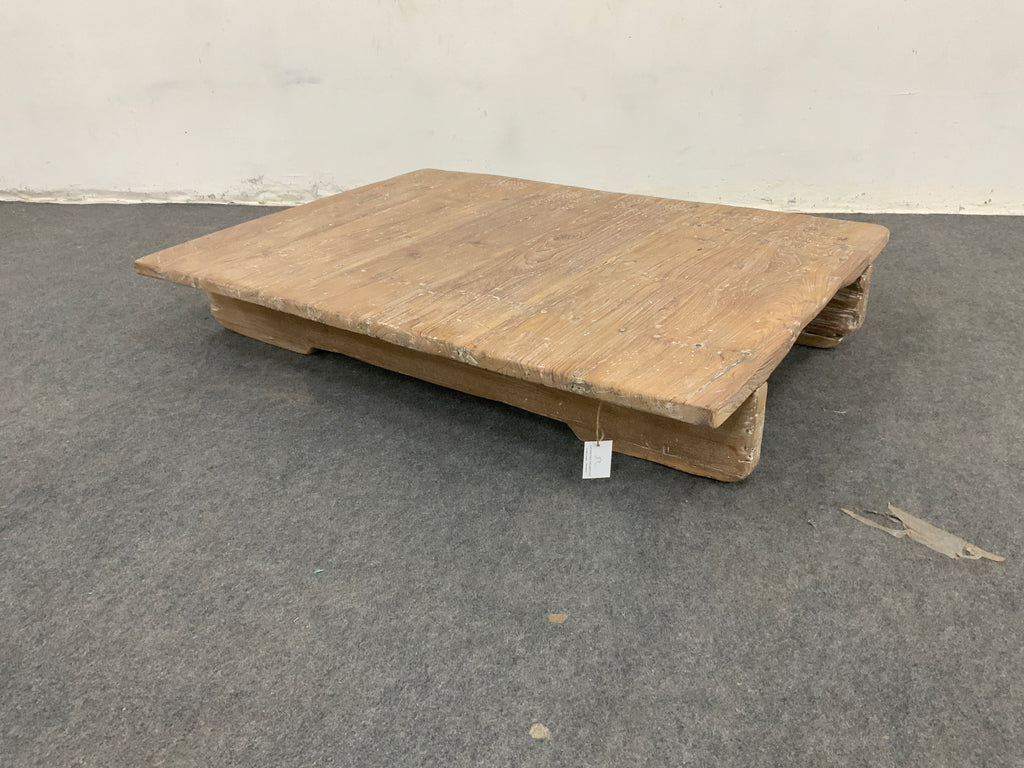 Table basse ancienne très basse en bois massif – format large – pièce unique