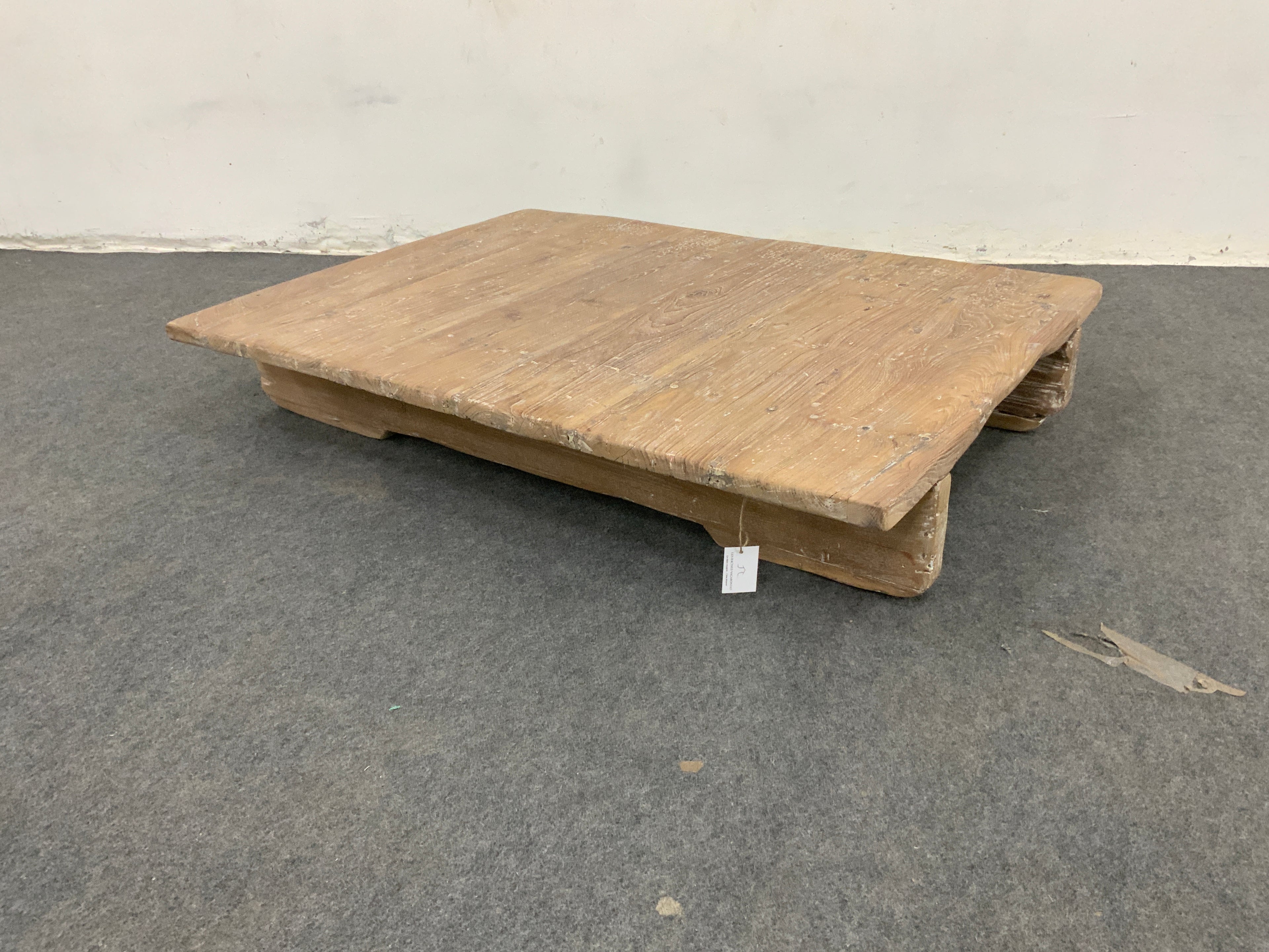 Table basse ancienne très basse en bois massif – format large – pièce unique