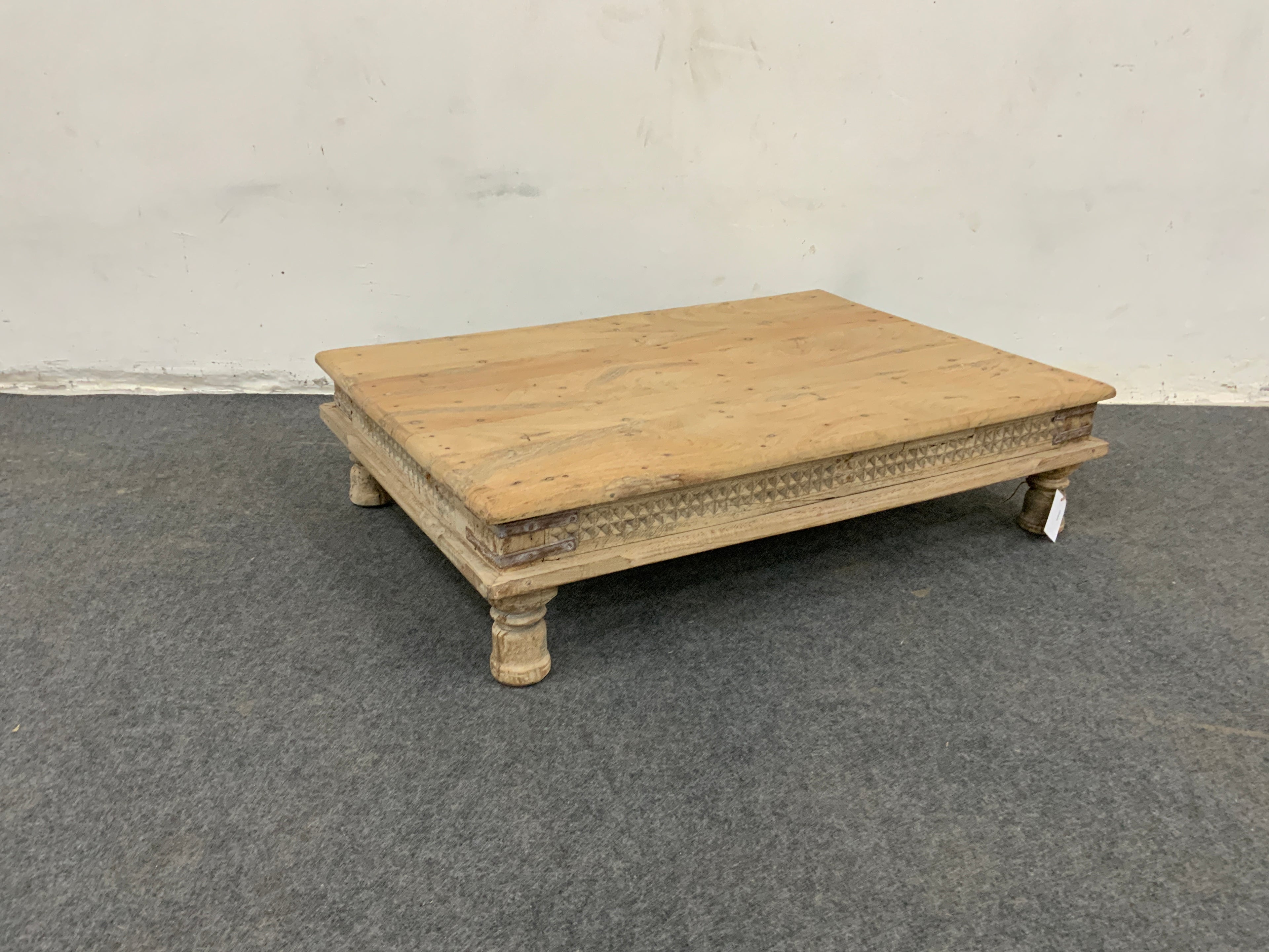 Table basse ancienne carrée en bois massif – pièce unique