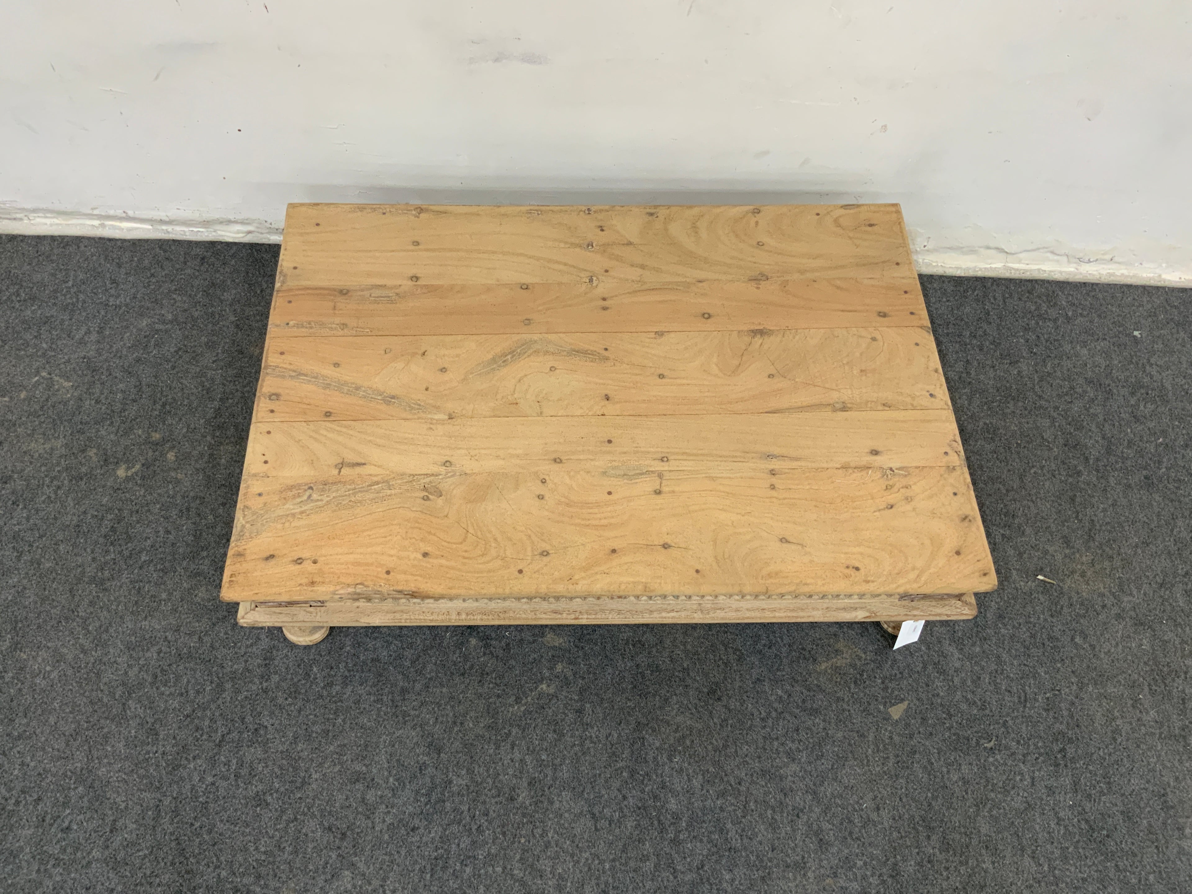 Table basse ancienne carrée en bois massif – pièce unique