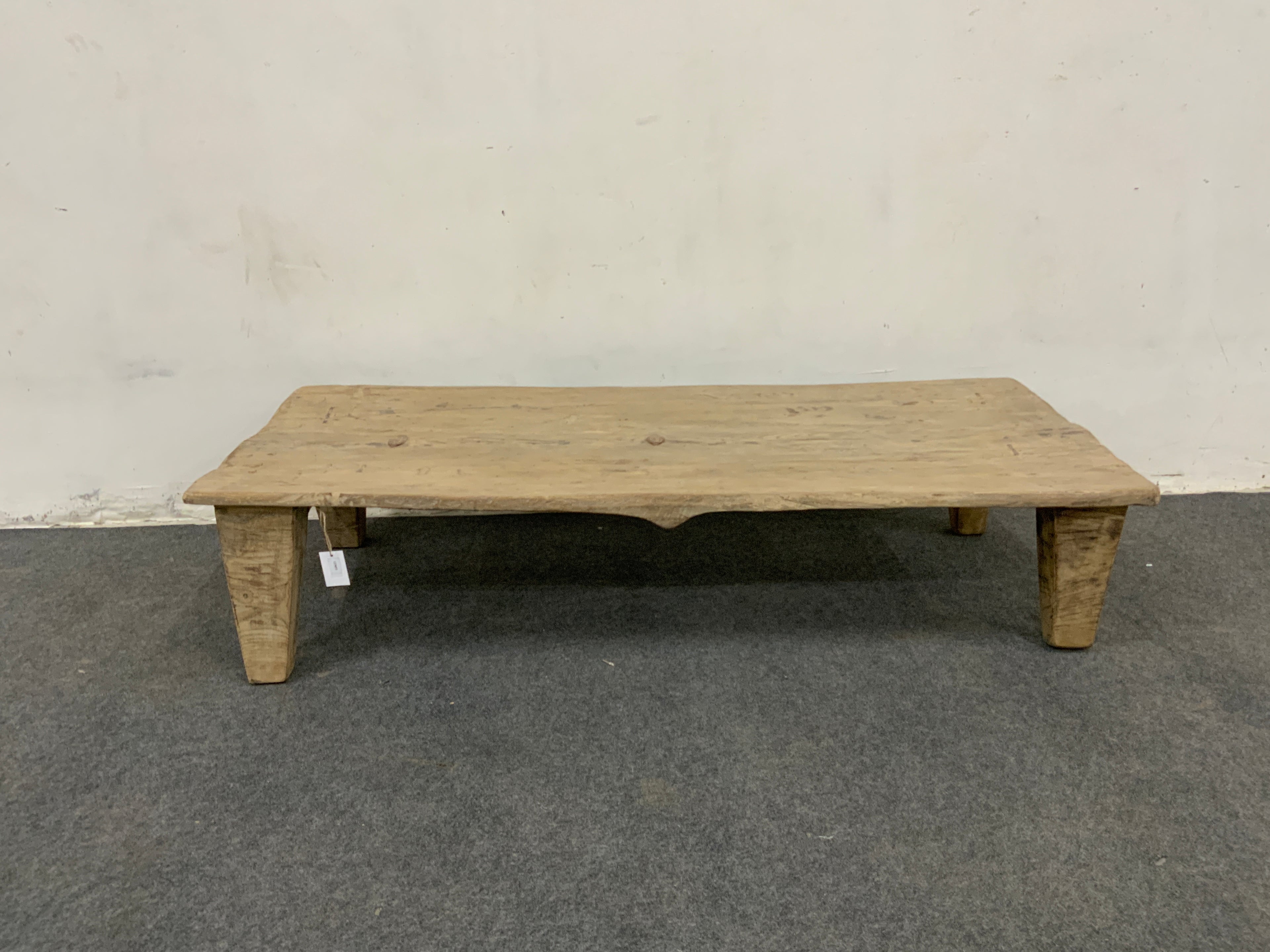 Grande table Naga ancienne en bois massif – pièce unique