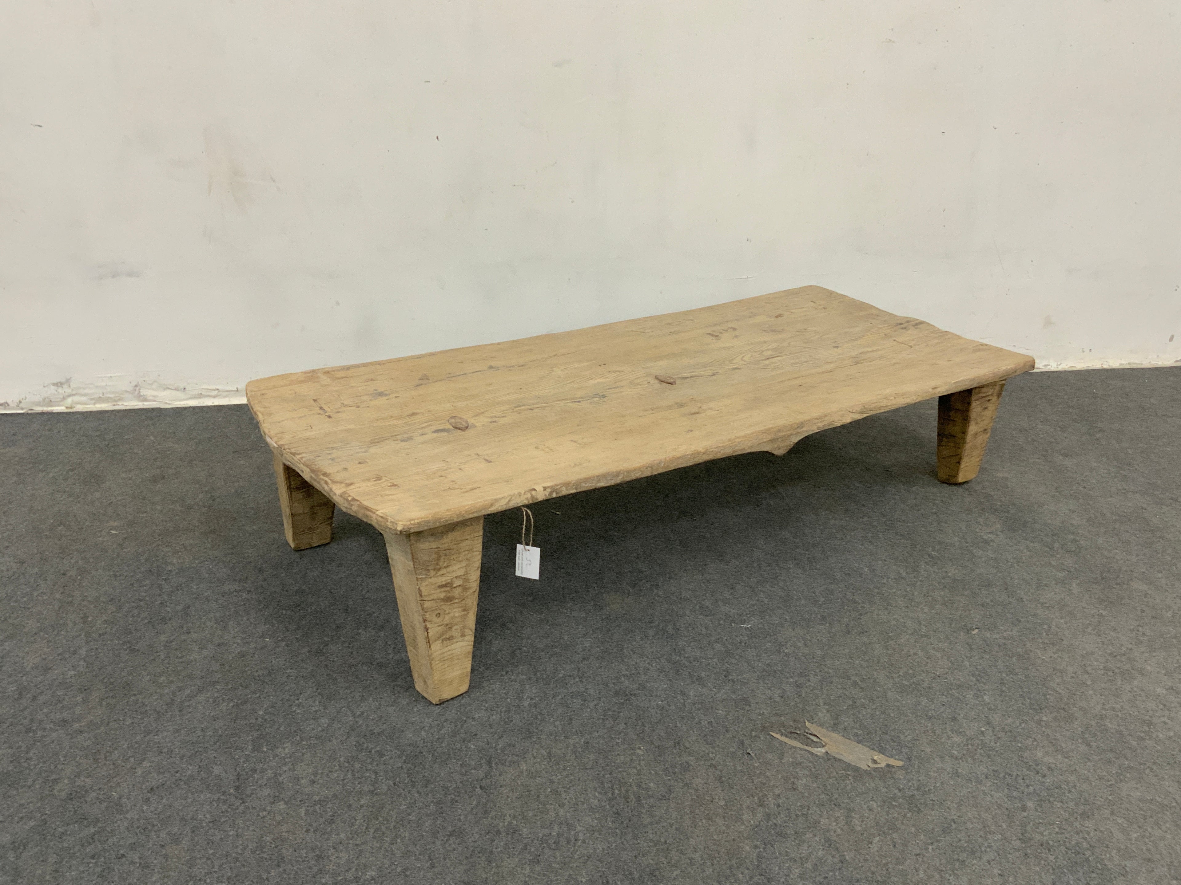 Grande table Naga ancienne en bois massif – pièce unique