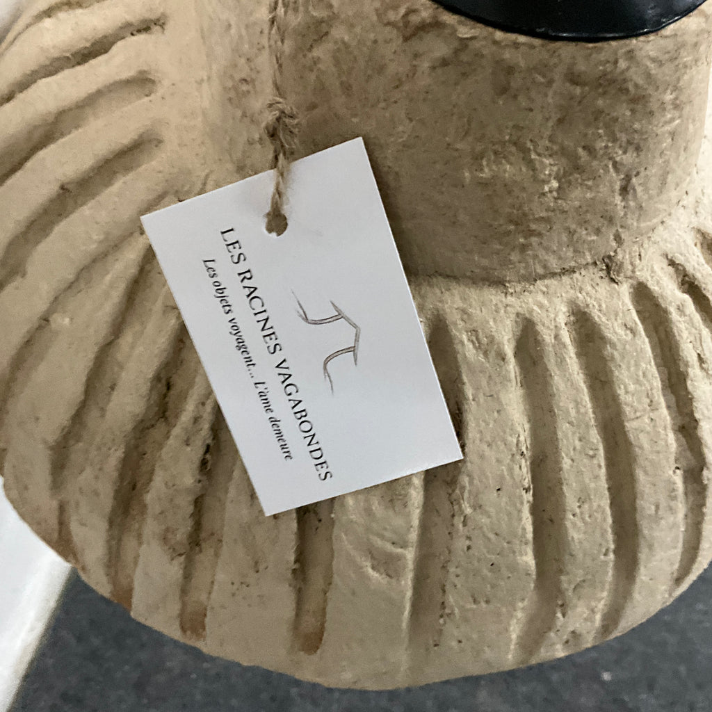 Suspension en papier mâché nervuré