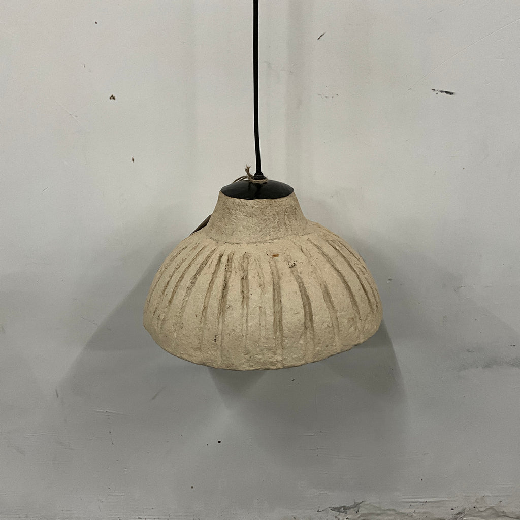 Suspension en papier mâché nervuré