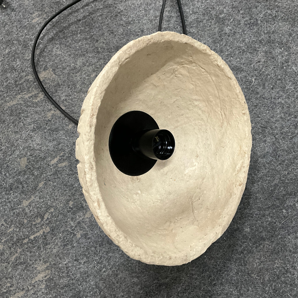 Suspension en papier mâché nervuré