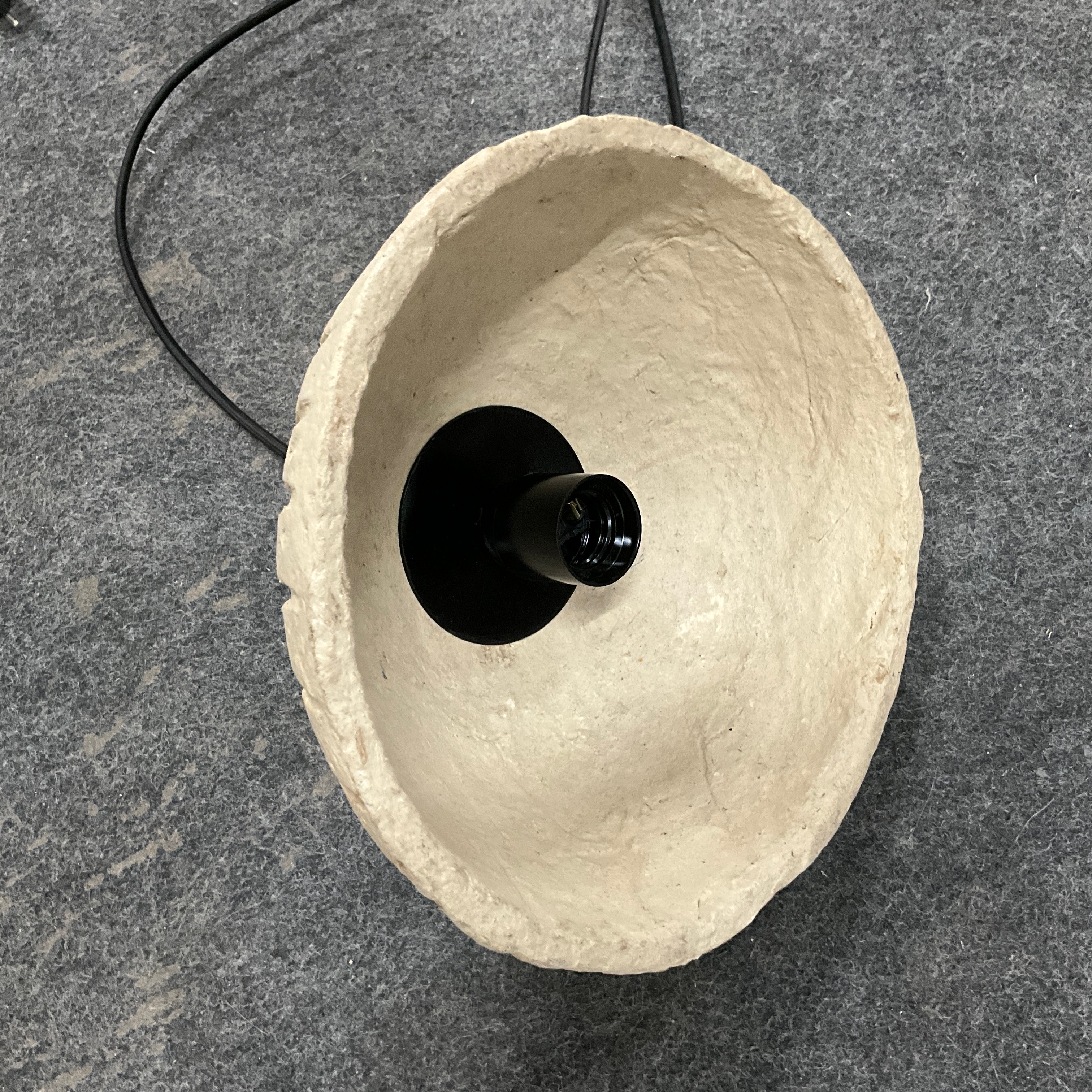 Suspension en papier mâché nervuré