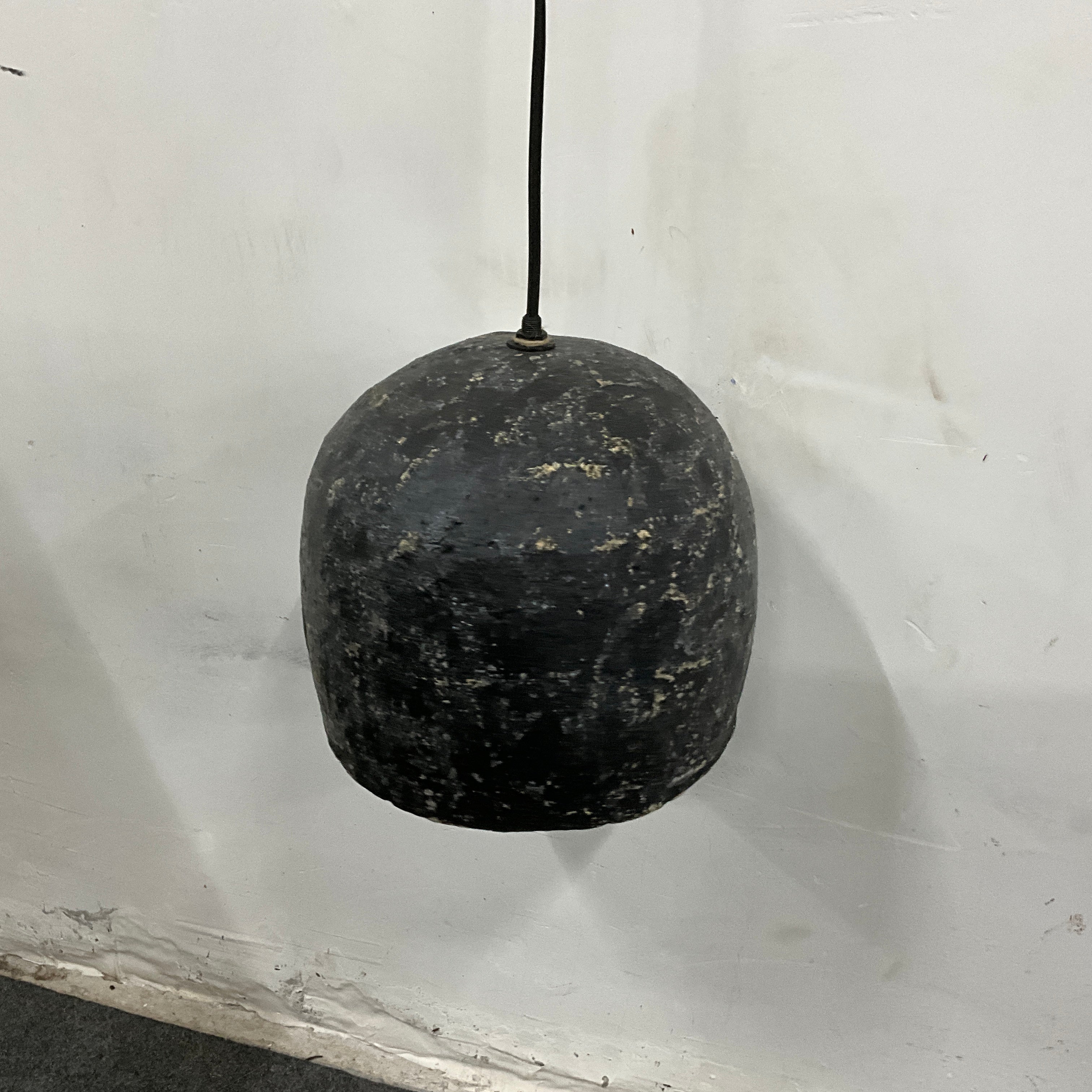 Suspension en papier mâché noir texturé