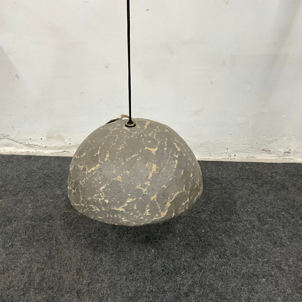 Suspension en papier mâché texturé