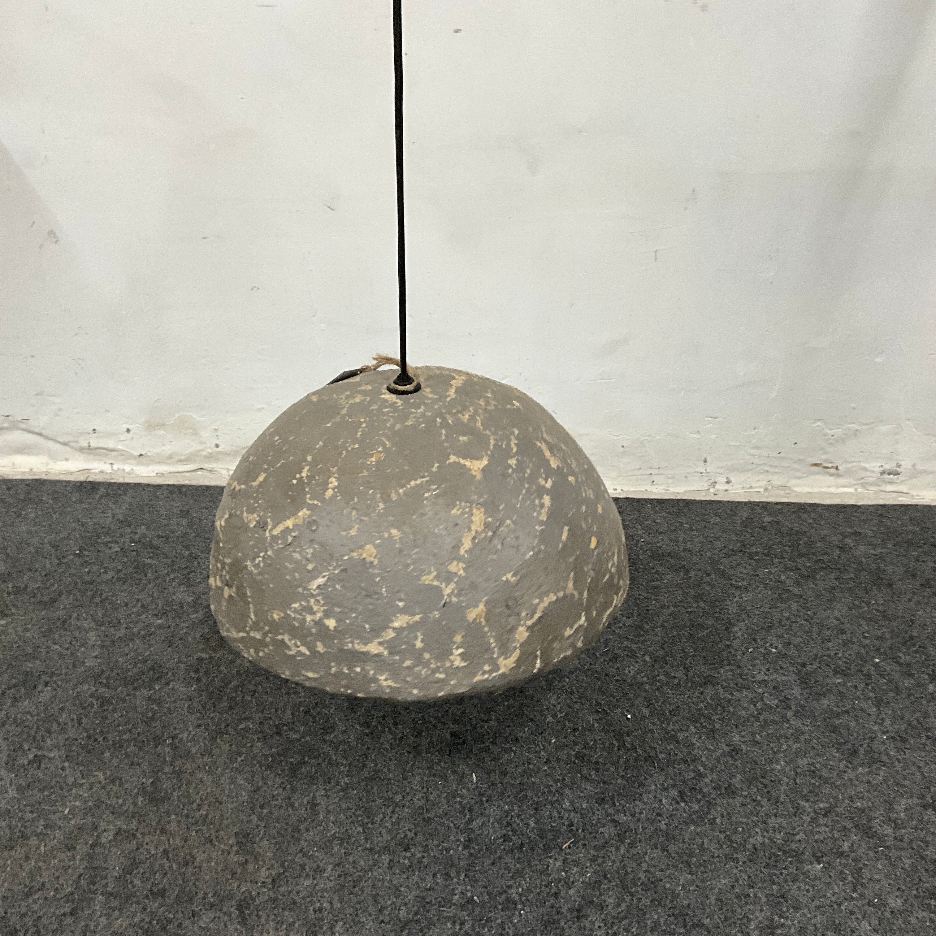 Suspension en papier mâché texturé