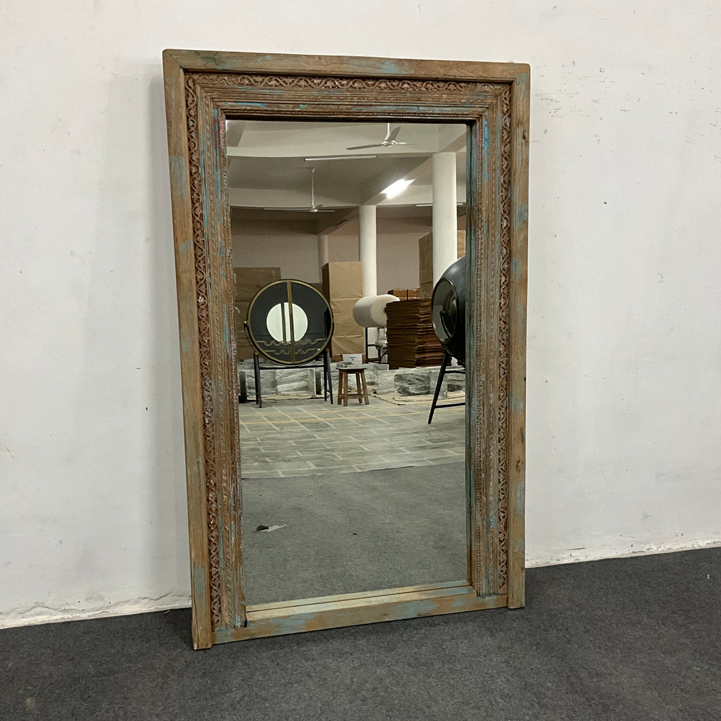 Miroir ancien sculpté en bois patiné