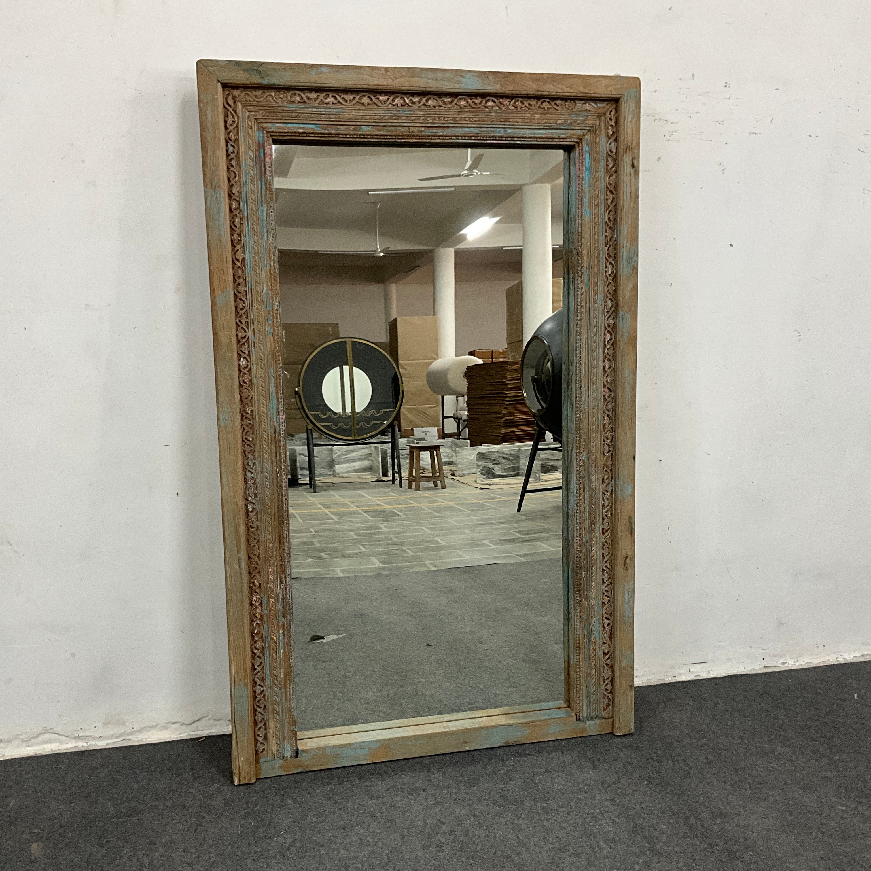 Miroir ancien sculpté en bois patiné
